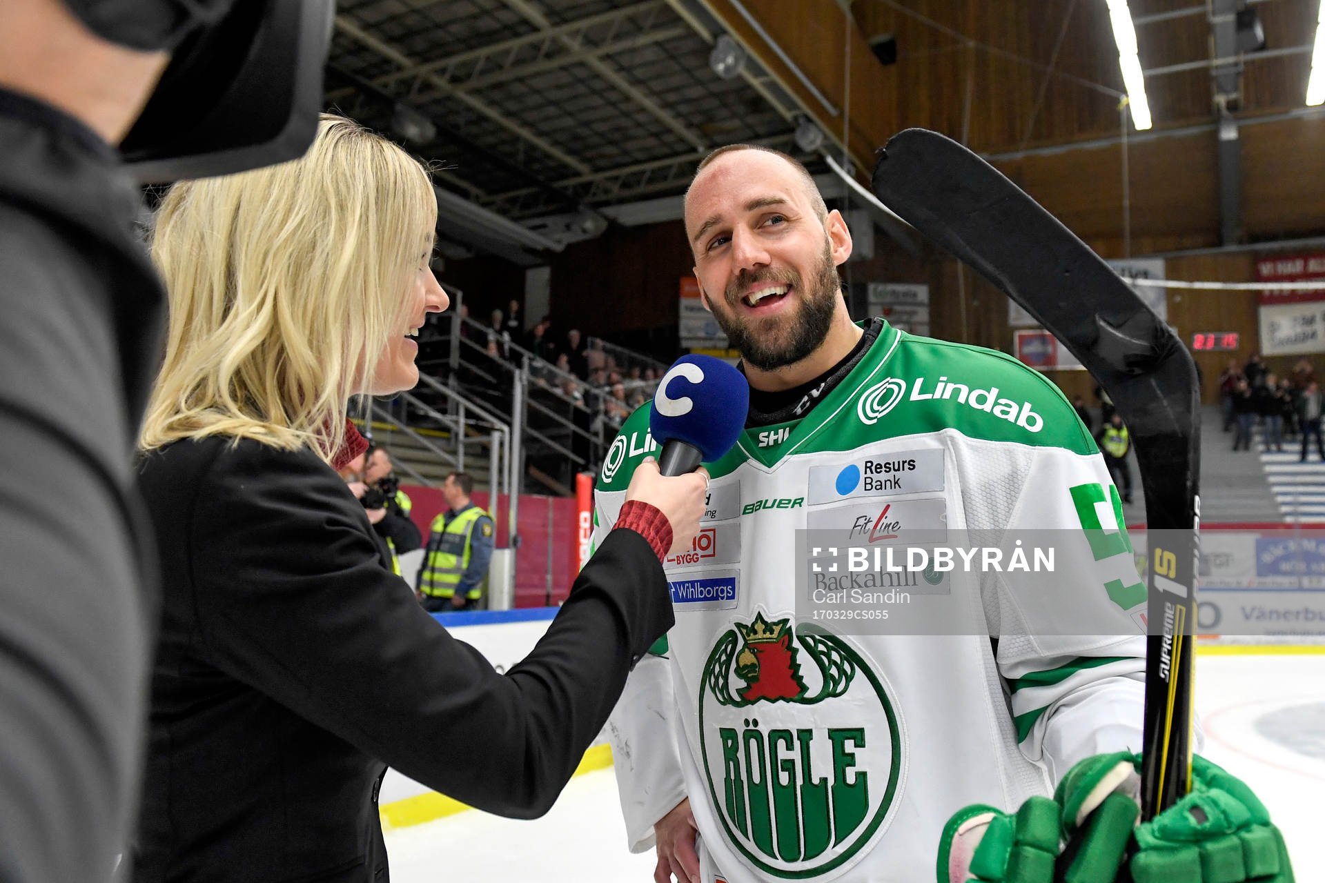 Rögles Felix Schütz blir intervjuad av Cmores Ida