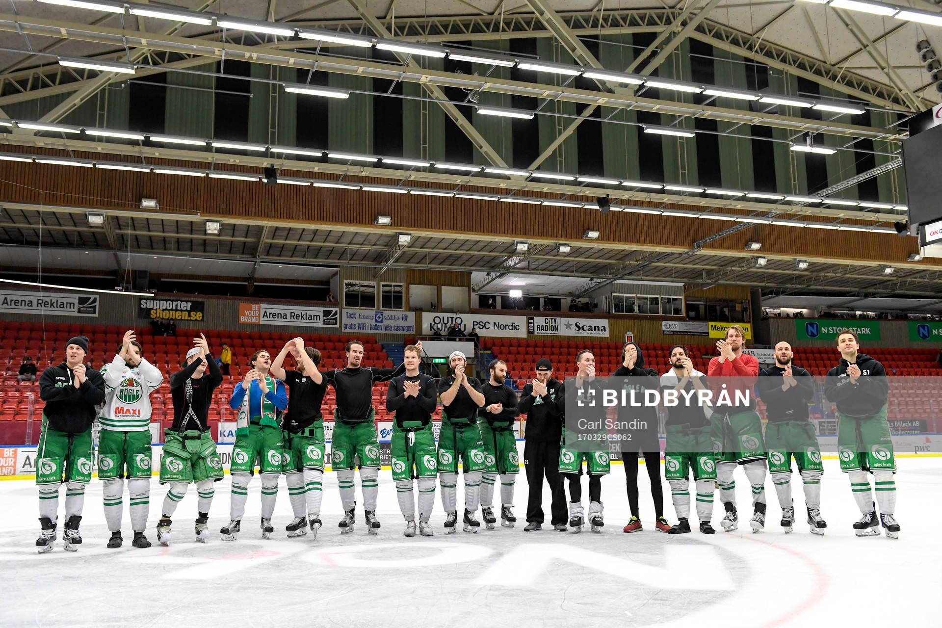 Rögle spelarna tackar publiken
