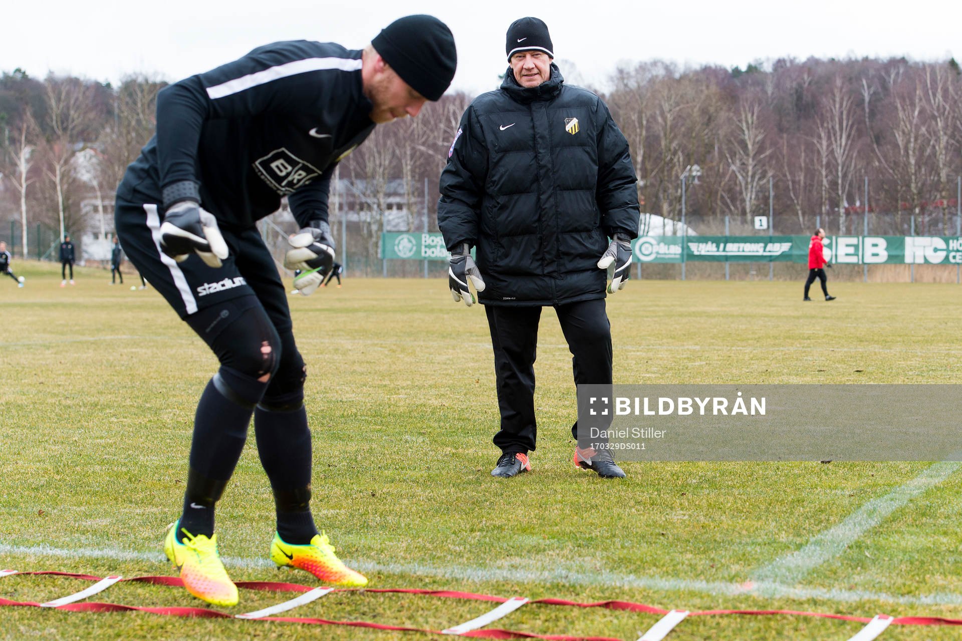 Mats Johansson, målvaktstränare, kollar på när