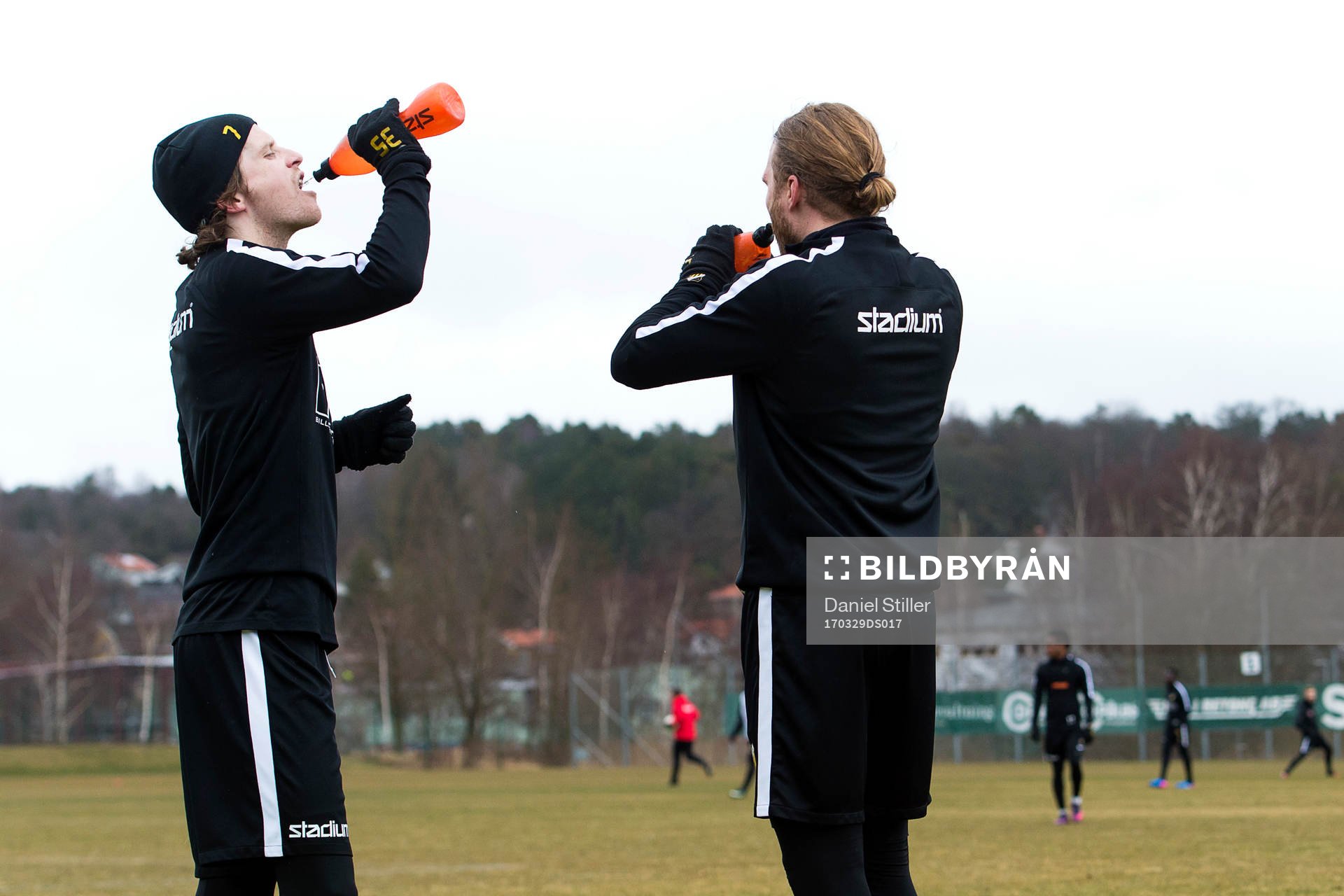 Erik Friberg och Emil Wahlström dricker vatten