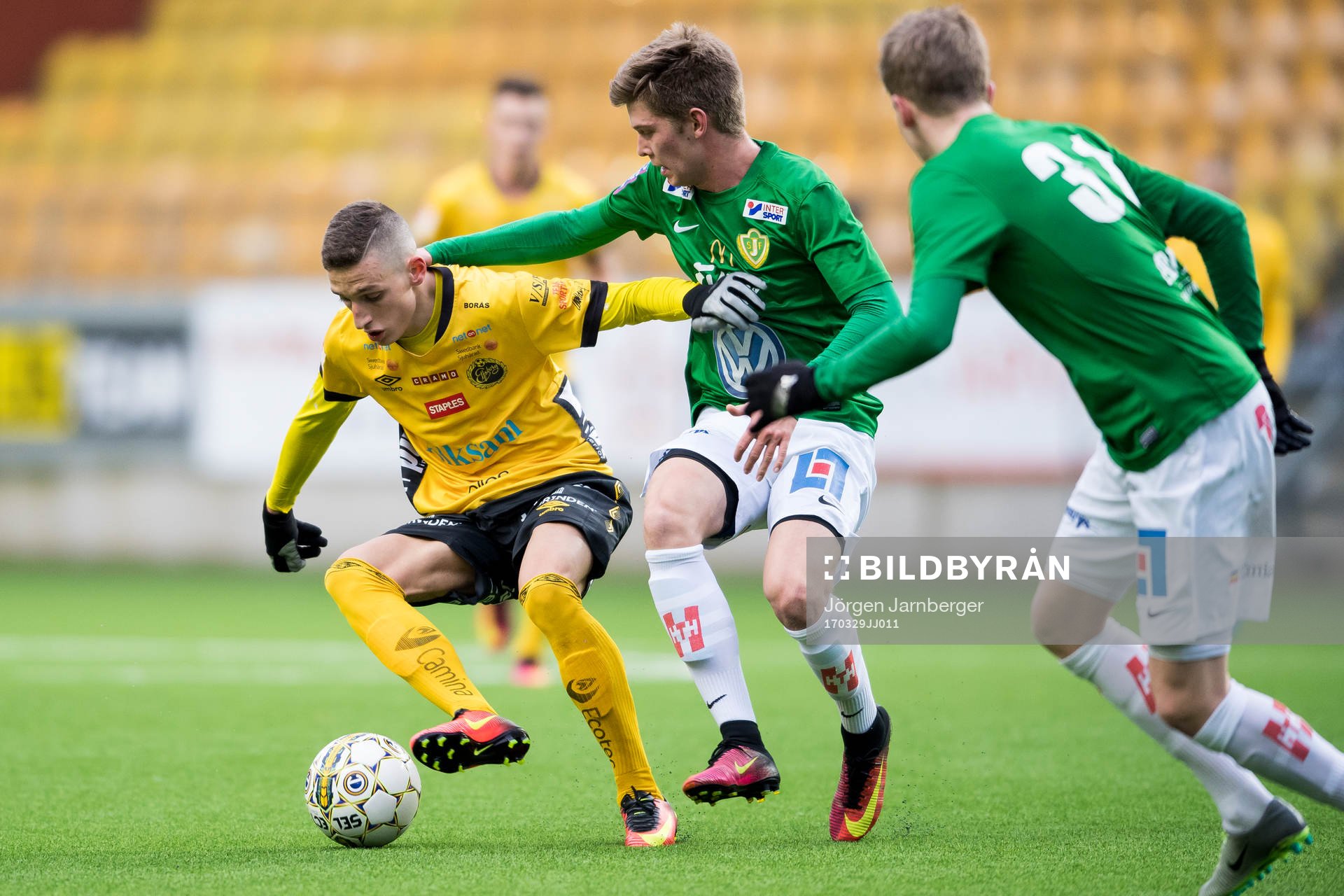 Elfsborgs Arian Kabashi och Jönköpings Adam Fägerhag under fotbollsmatchen i Folksam U21 Allsvenskan Södra mellan Elfsborg och Jönköping södra den 29 mars 2017 i BORÅS.