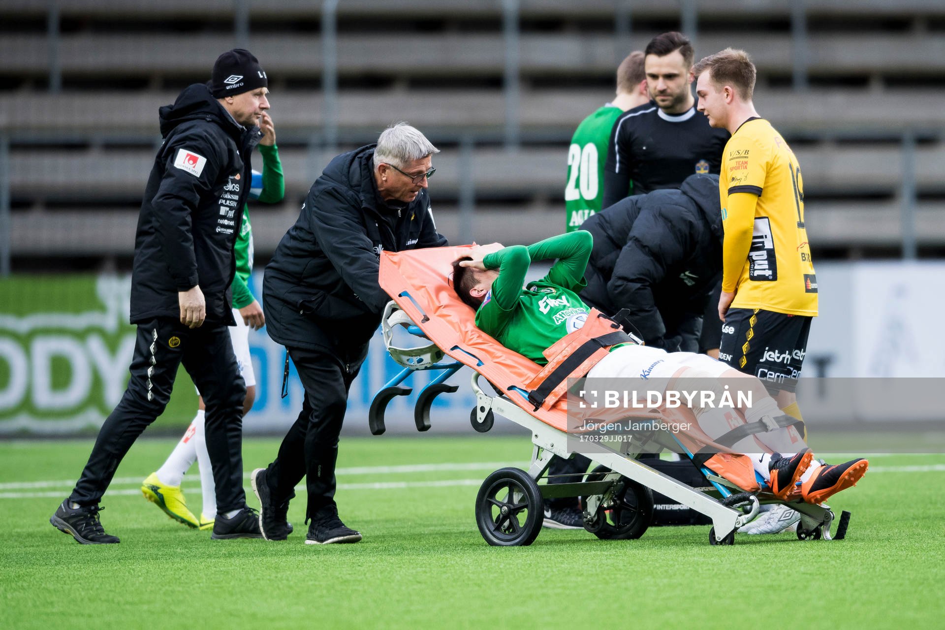 Jönköpings Igor Popanicic körs ut på bår