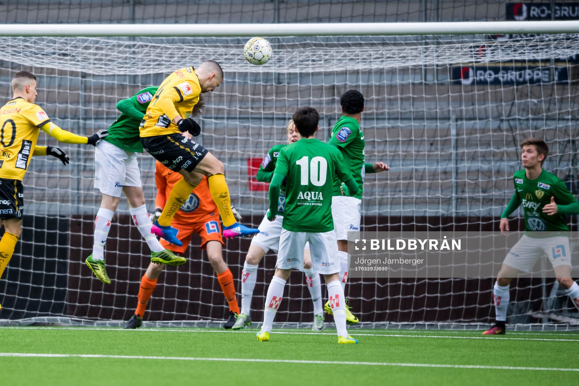 Elfsborgs Ibrahim Dresevic (mitt i bild) nickar in 1-0 under fotbollsmatchen i Folksam U21 Allsvenskan Södra mellan Elfsborg och Jönköping södra den 29 mars 2017 i BORÅS.