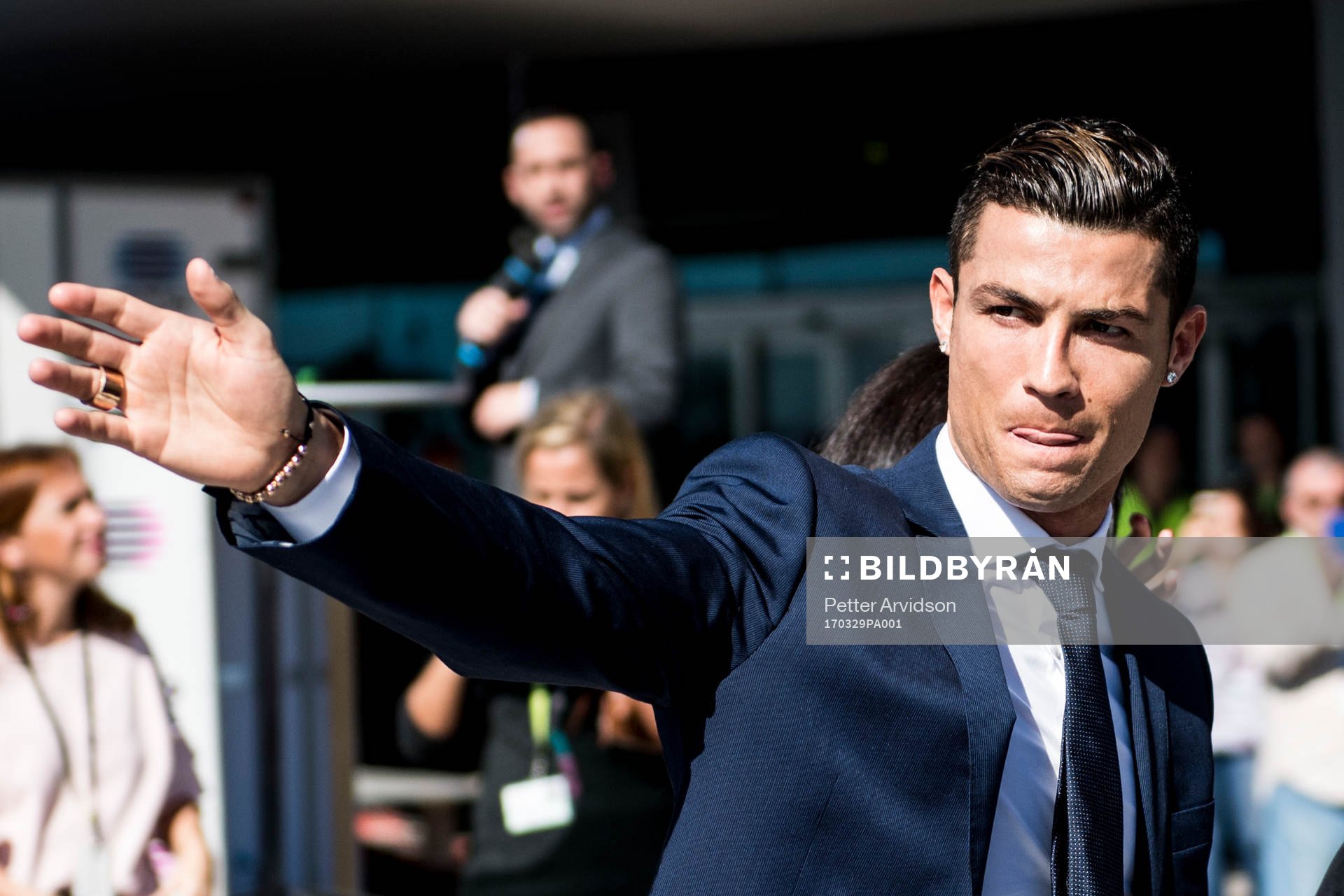 Portugals Cristiano Ronaldo anländer när han får