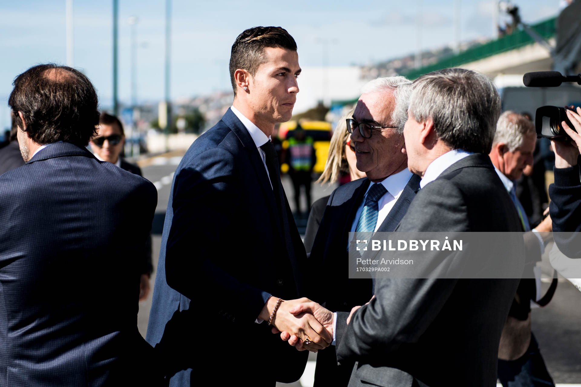 Portugals Cristiano Ronaldo anländer när han får
