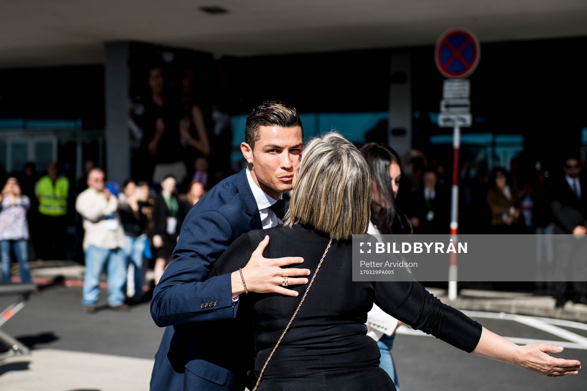 Portugals Cristiano Ronaldo anländer när han får