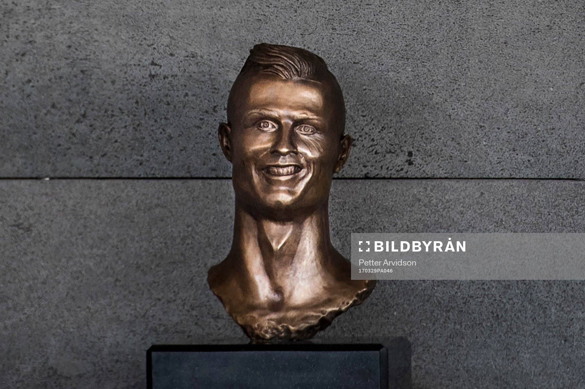 En staty som skall föreställa Portugals Cristiano Ronaldo