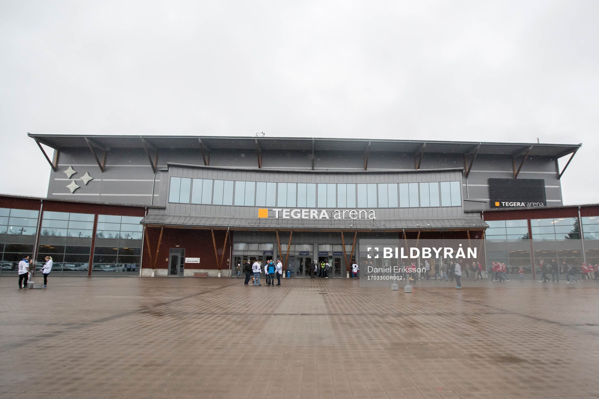 Tegera Arena exteriör innan ishockeymatchen i direktkvalet