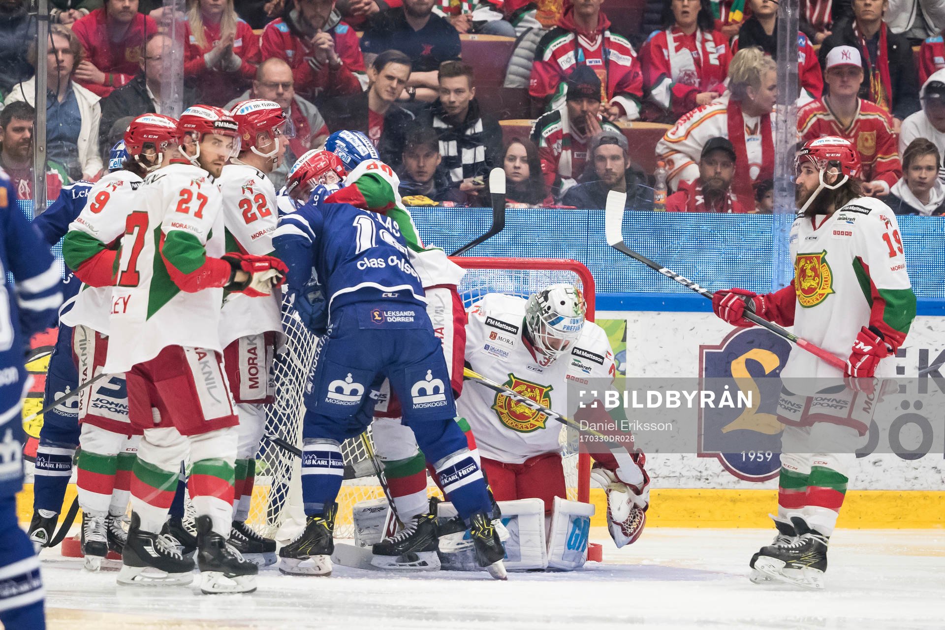 Leksands Jesper Ollas framför Moras målvakt Christian