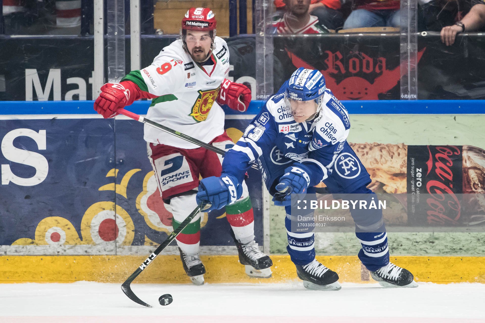 Moras Kevin Gagné och Leksands Jon Knuts i kamp om pucken