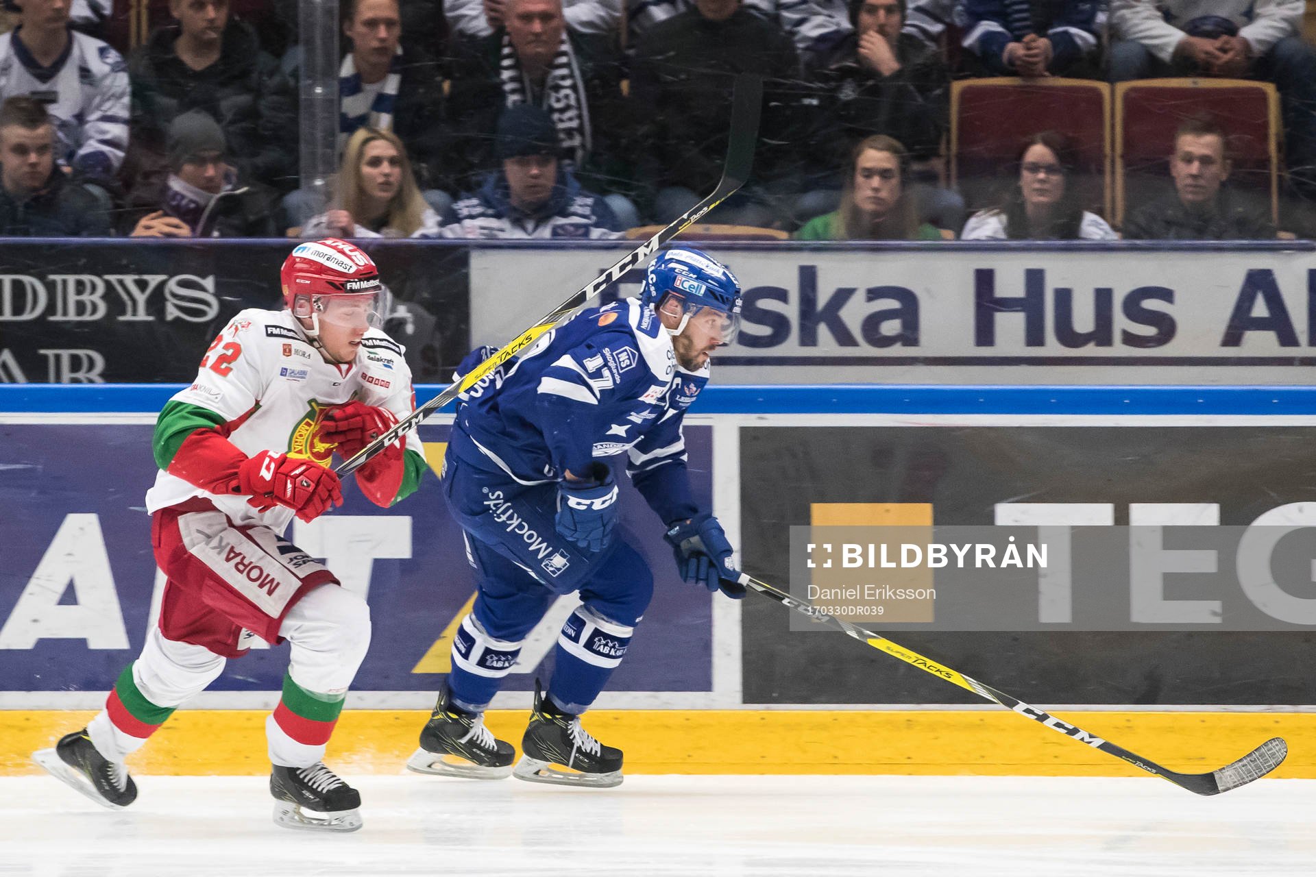 Moras Matias Lassen jagar Leksands Jesper Ollas  i