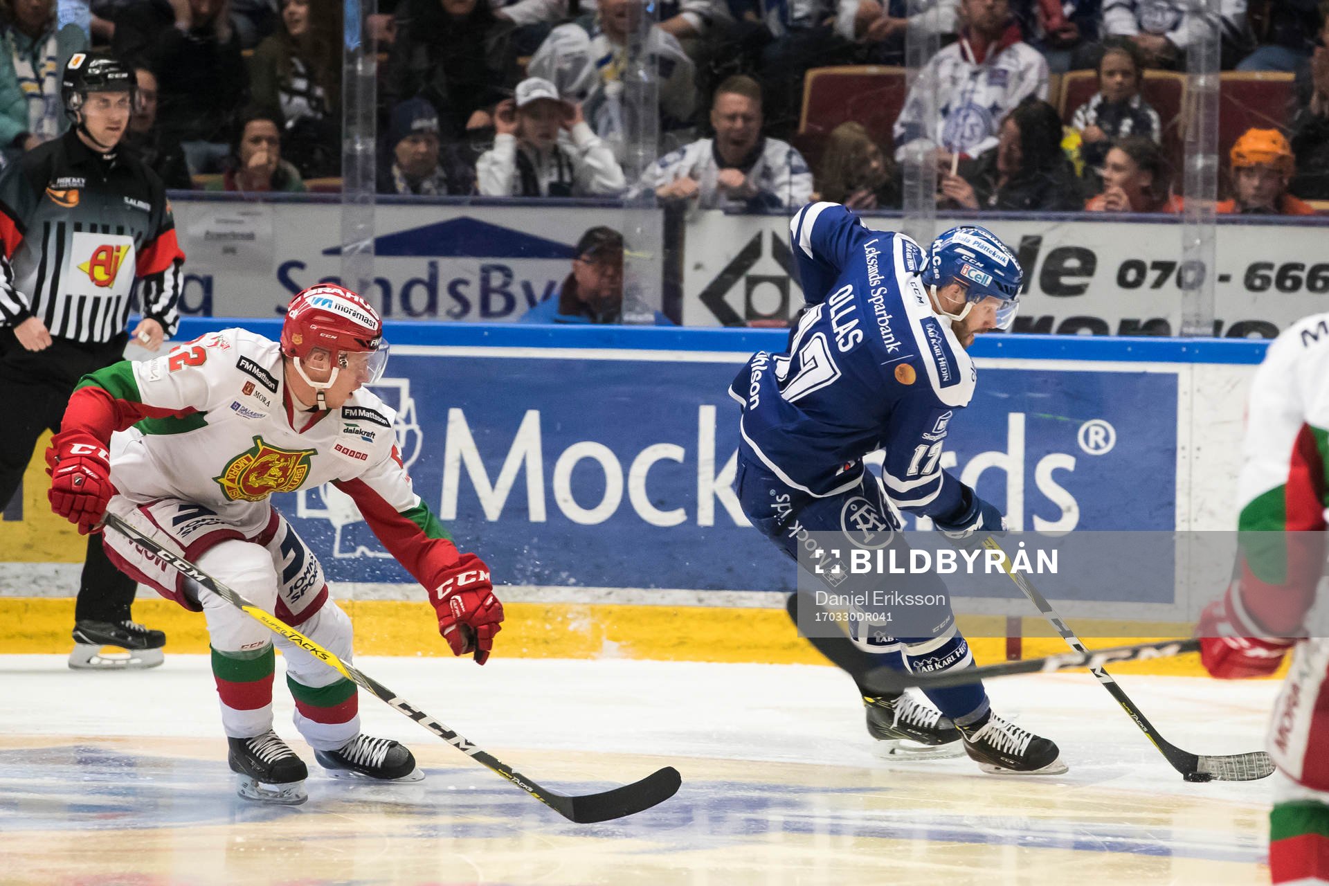 Moras Matias Lassen jagar Leksands Jesper Ollas  i