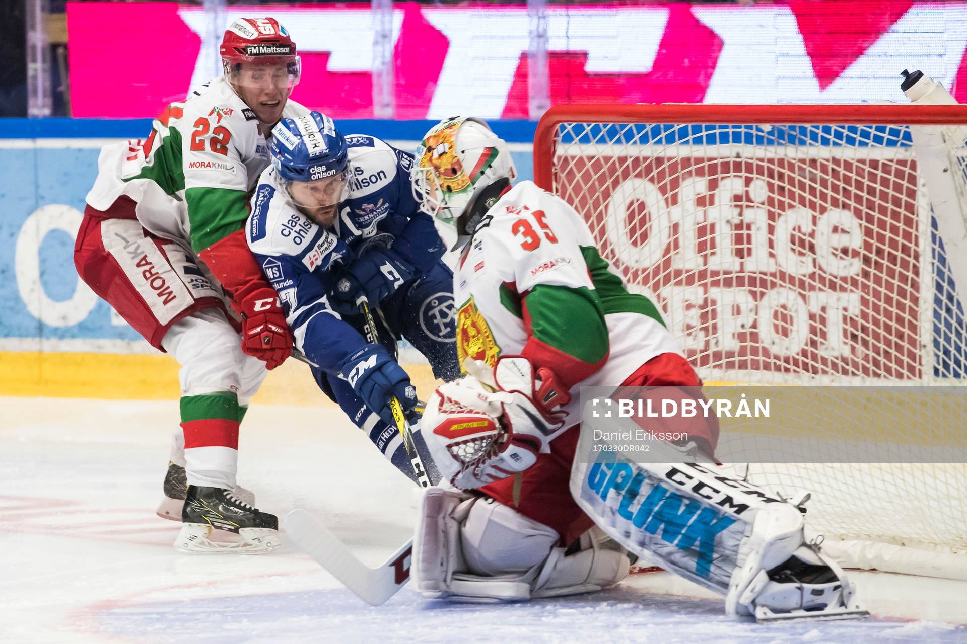 Moras Matias Lassen jagar Leksands Jesper Ollas vid Moras