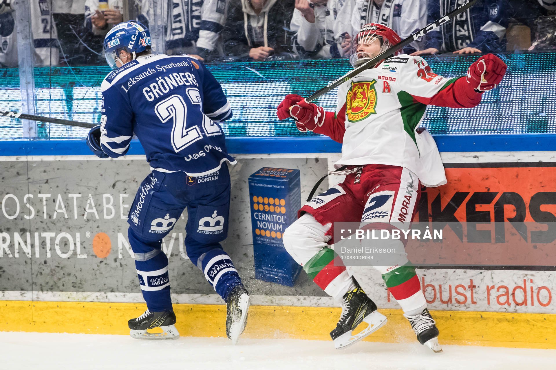 Moras Nathan Deck tacklas av Leksands Martin Grönberg  i