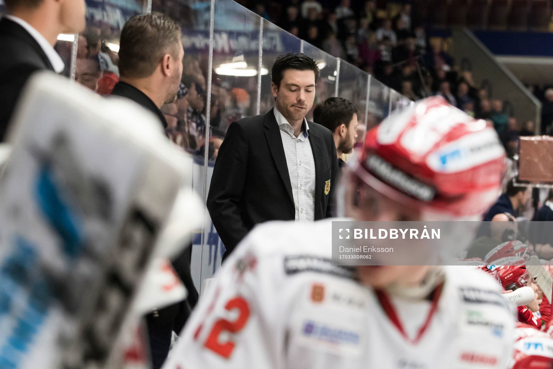 Moras tränare Jeremy Colliton  i ishockeymatchen i
