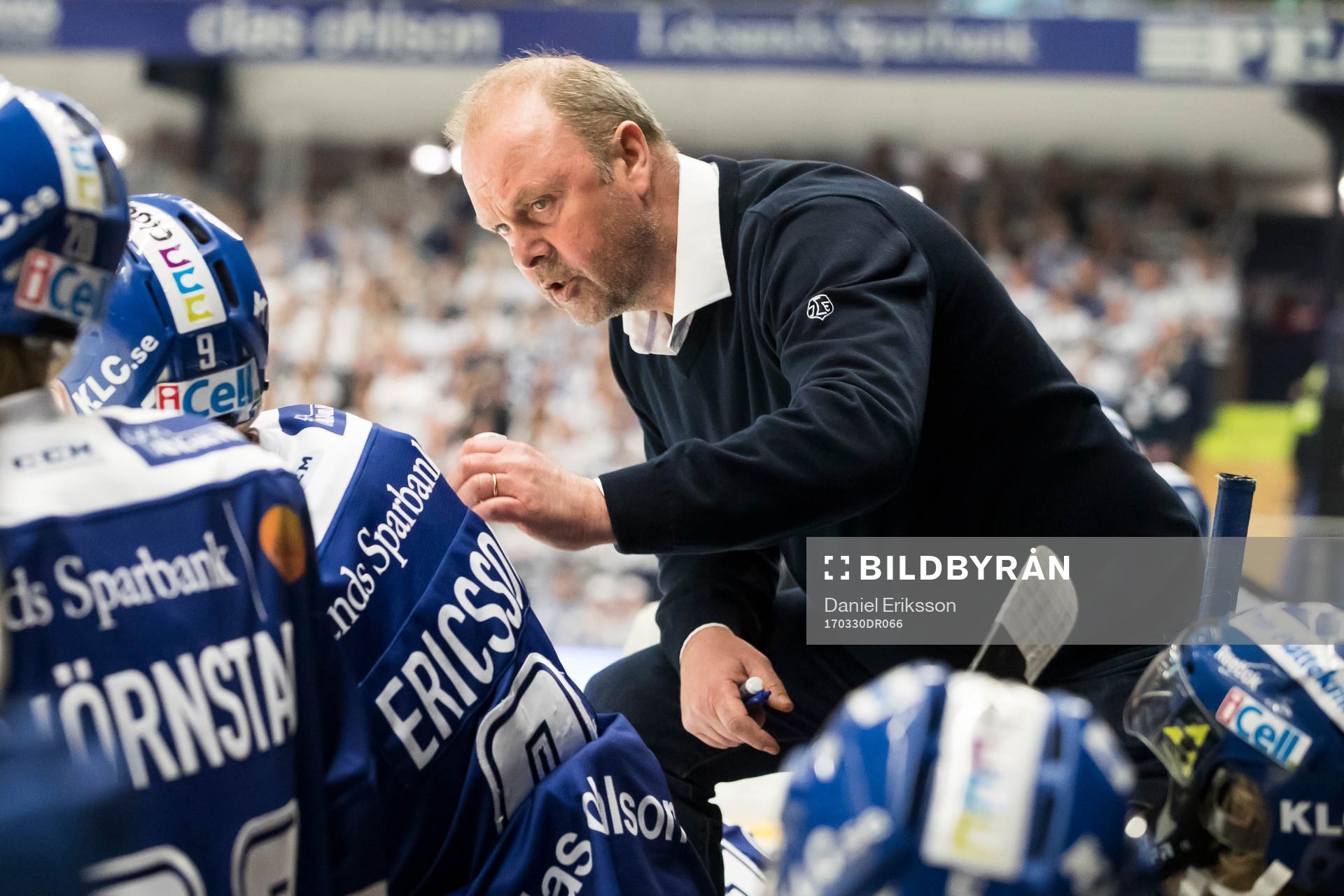 Leksands tränare Per-Erik Johnsson  i ishockeymatchen i