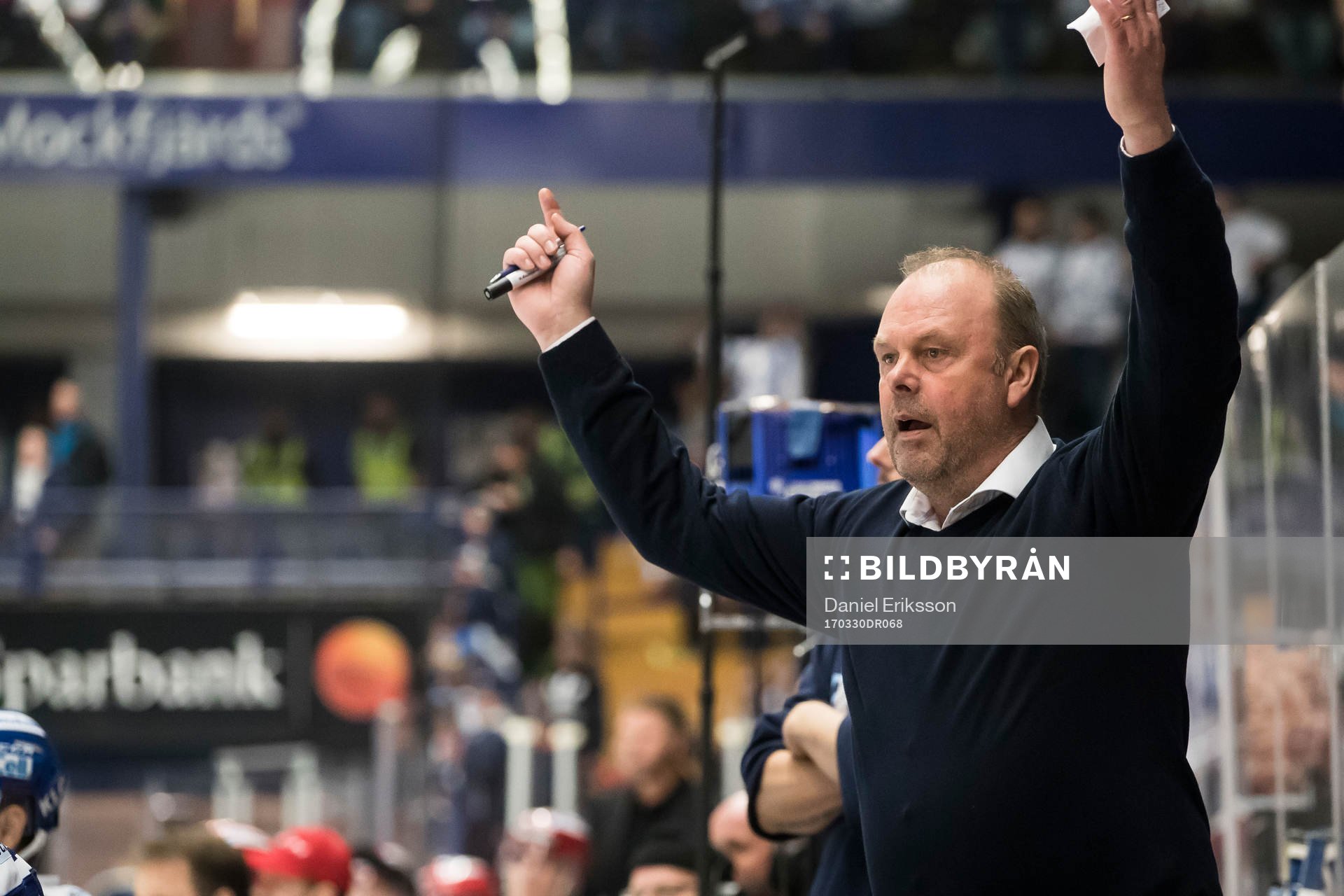 Leksands tränare Per-Erik Johnsson  i ishockeymatchen i
