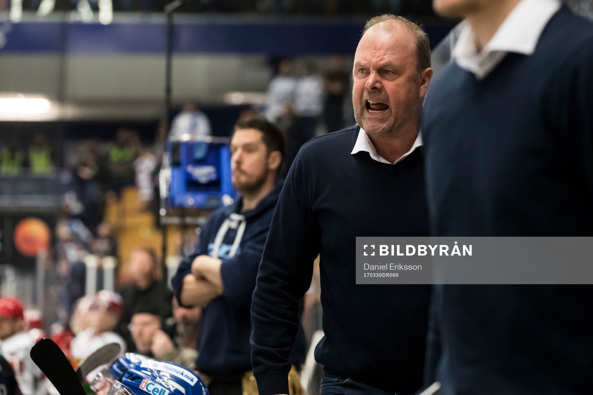 Leksands tränare Per-Erik Johnsson  i ishockeymatchen i