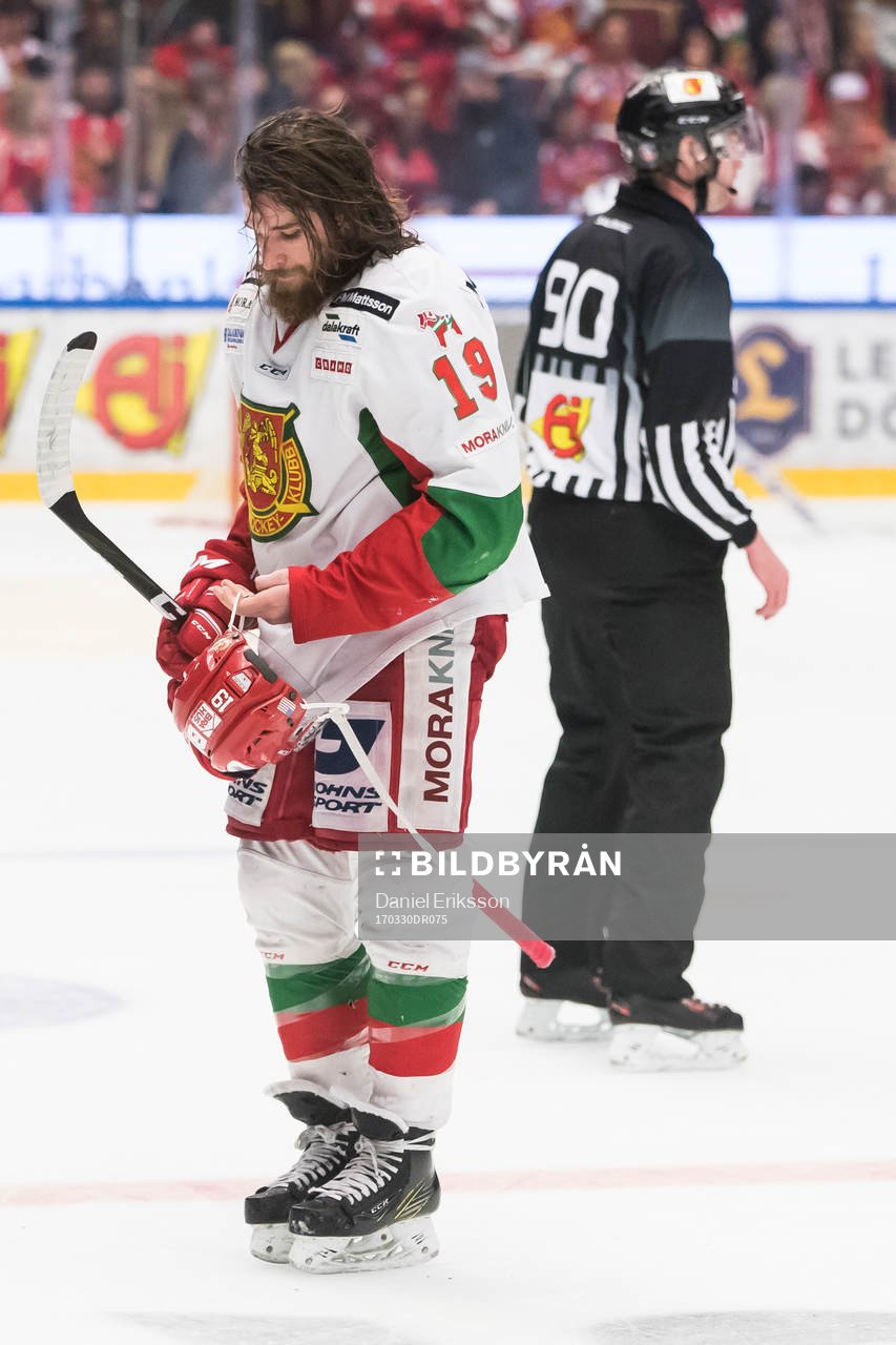 Moras Alex Aleardi  i ishockeymatchen i direktkvalet till