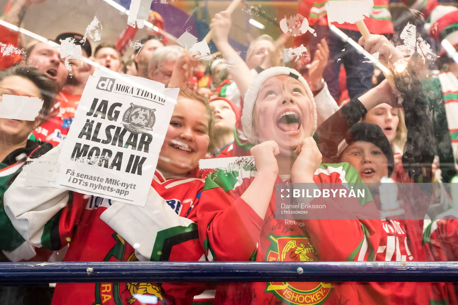 Moras supporters i ishockeymatchen i direktkvalet till SHL