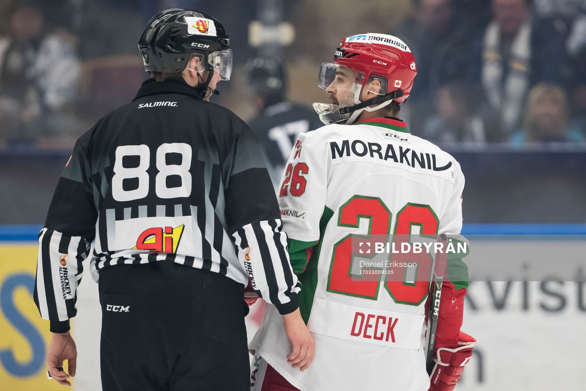 Moras Nathan Deck och linjedomare Daniel Persson  i