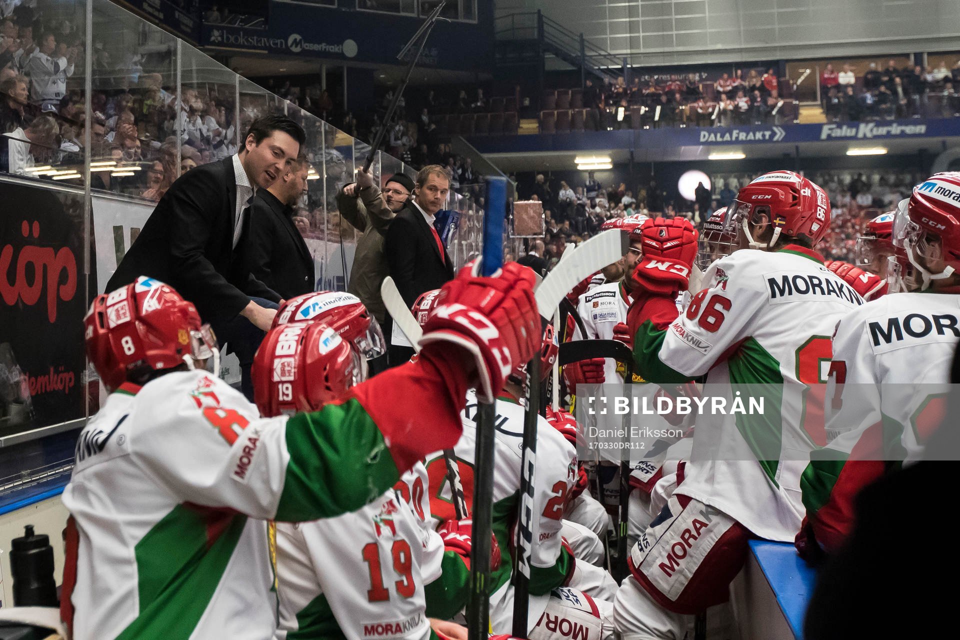 Moras tränare Jeremy Colliton  i ishockeymatchen i
