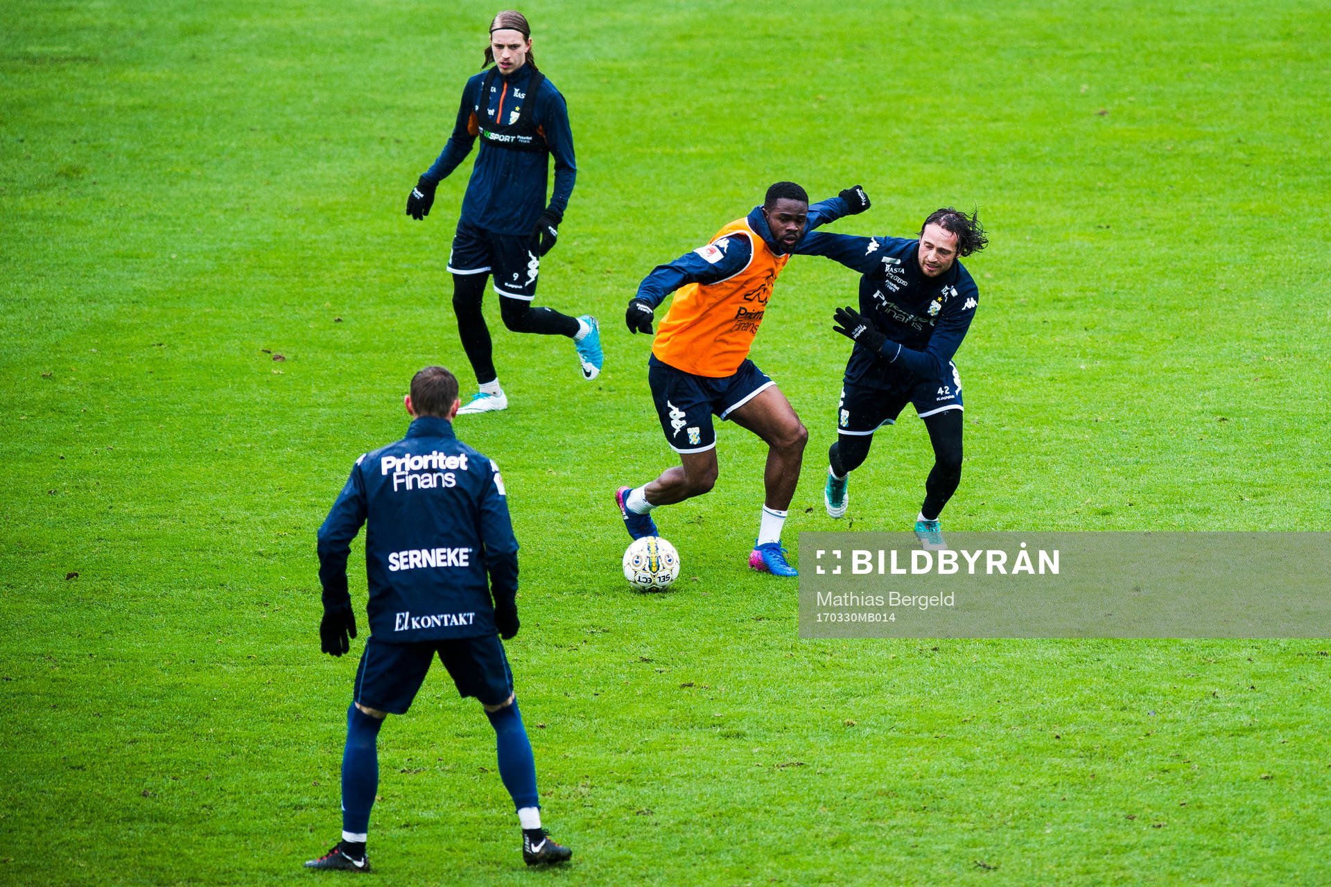 IFK Göteborgs Abdul Razak och Mikkel Diskerud i kamp om