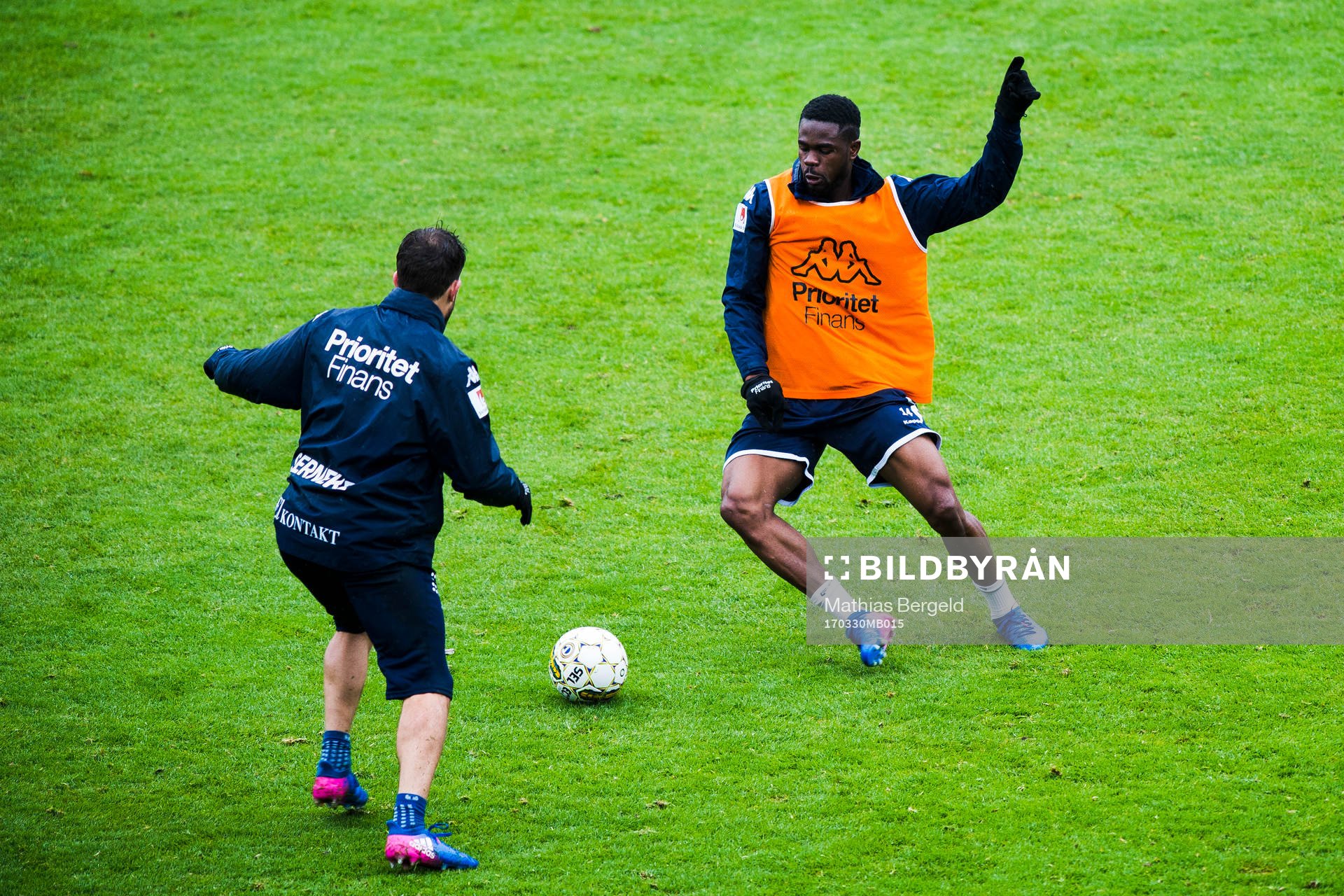 IFK Göteborgs Tobias Hysen och Abdul Razak under en träning med IFK Göteborg den 30 mars 2017 i Göteborg.