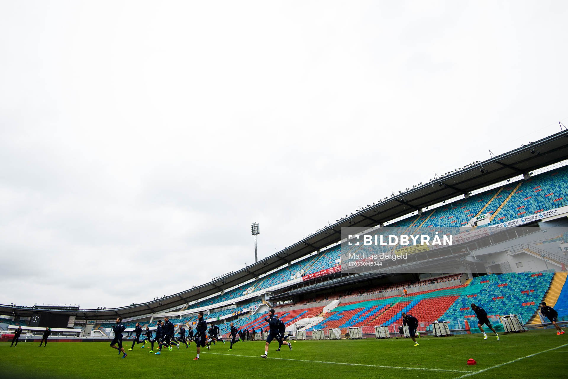 IFK Göteborgs spelare värmer upp på Nya Ullevi