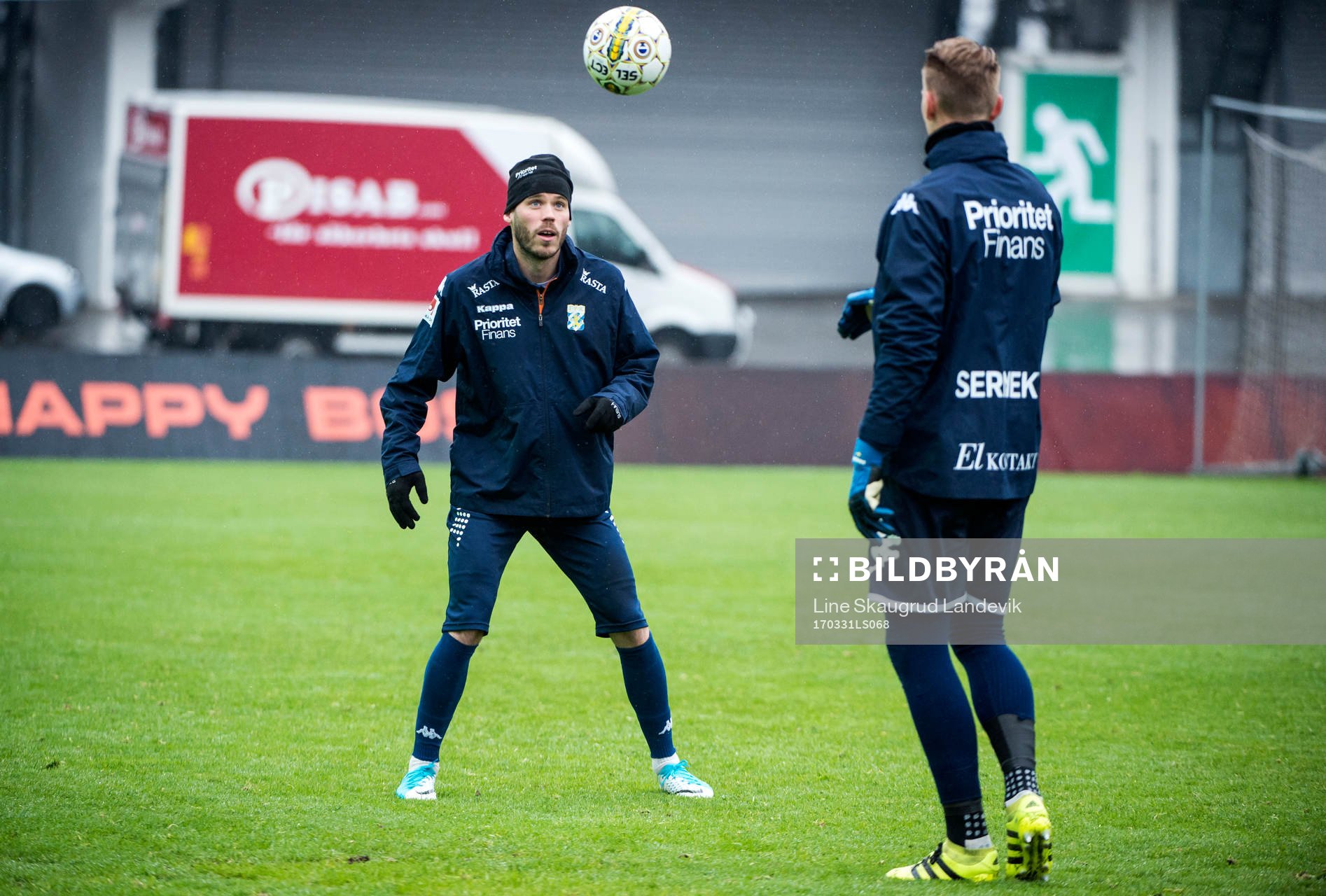 IFK Göteborgs Emil Salomonsson och målvakt Pontus Dahlberg