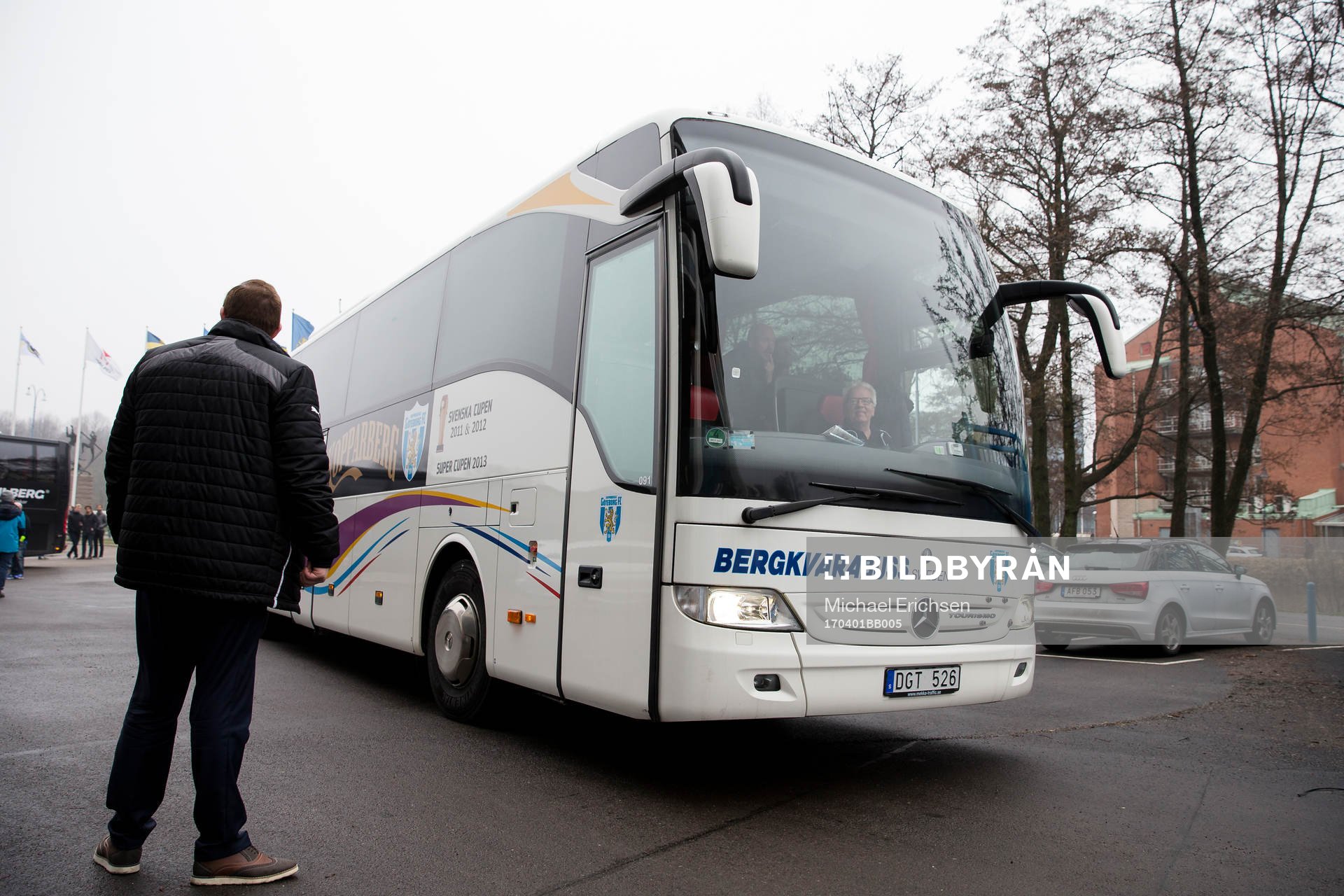 Malmö FF anländer i lånad buss till fotbollsmatchen i