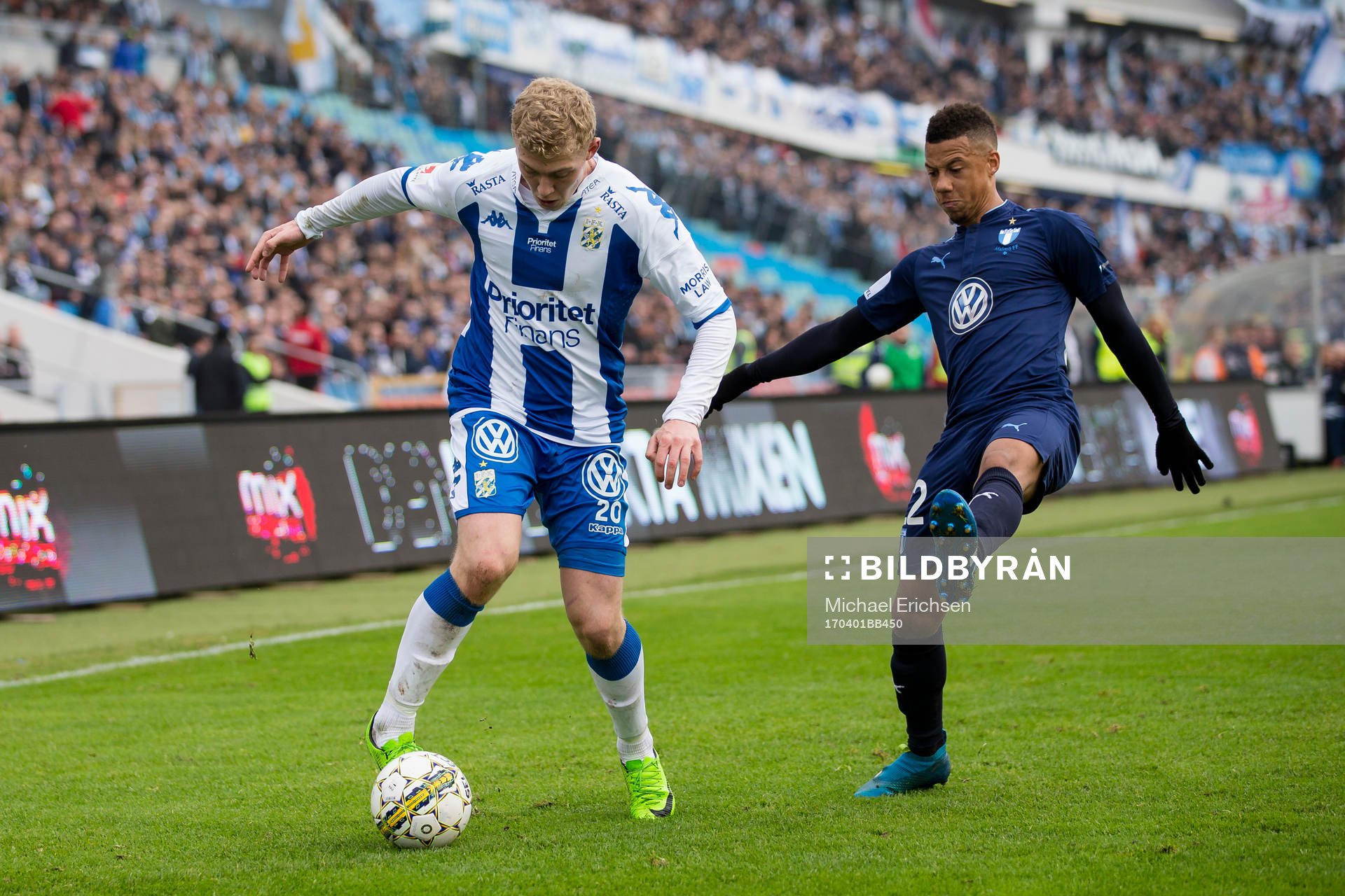 IFK Göteborgs Henrik Björdal före Malmö FFs Tobias Sana