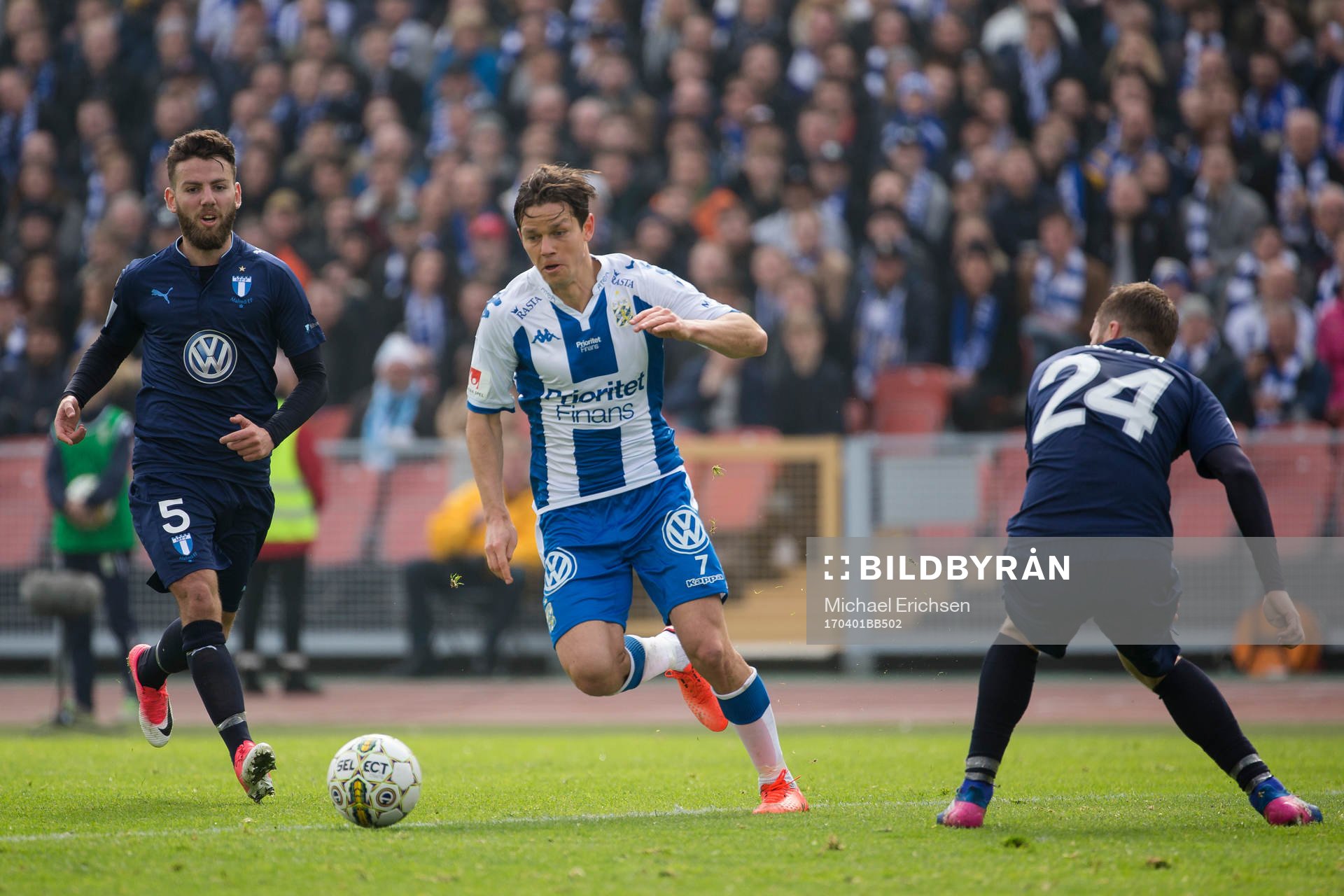 IFK Göteborgs Mads Winther Albaek mellan Malmö FFs Erdal