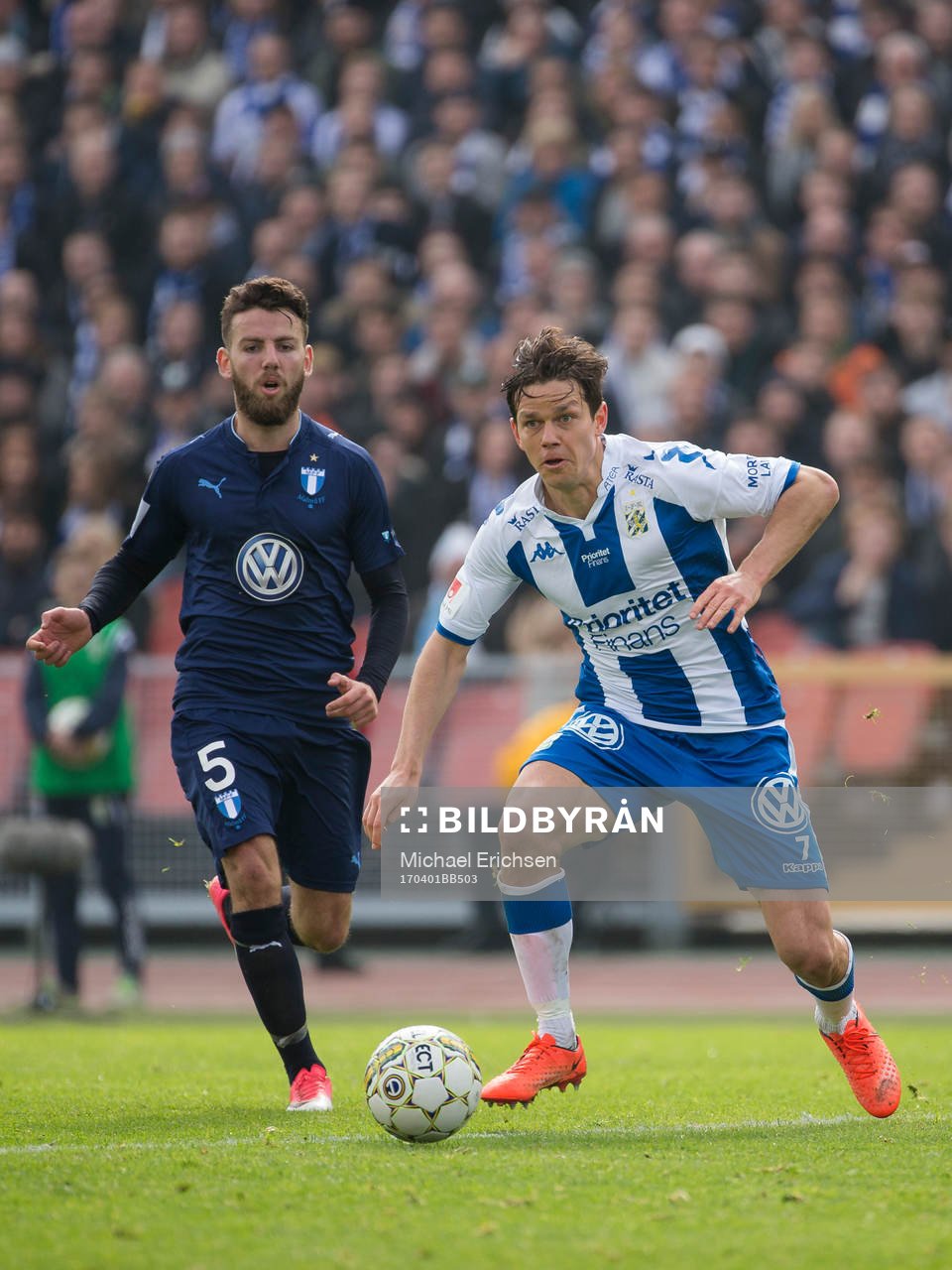 IFK Göteborgs Mads Winther Albaek före Malmö FFs Erdal