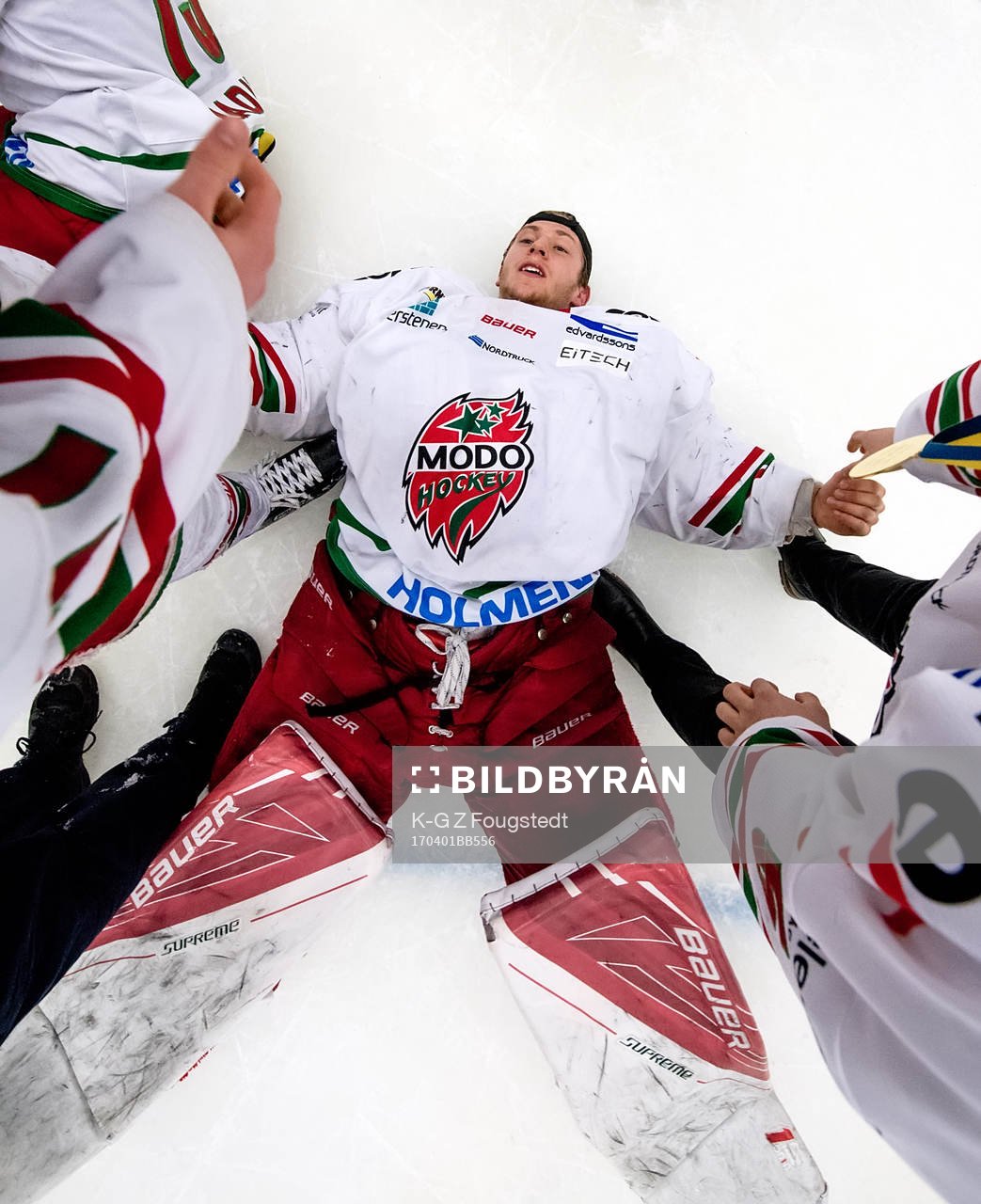 Modos målvakt Dennis Westergård gratuleras