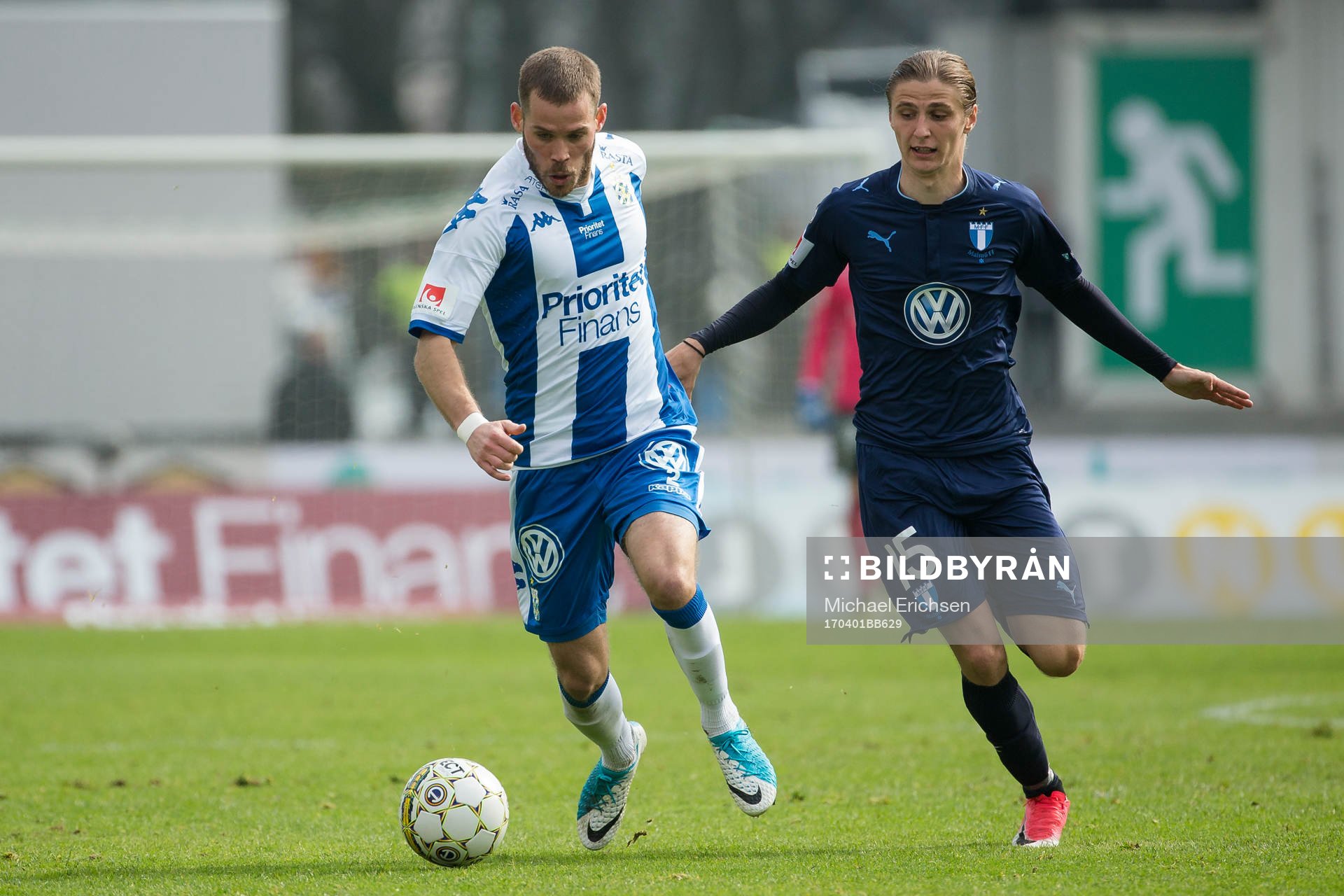 IFK Göteborgs Emil Salomonsson före Malmö FFs Pawel