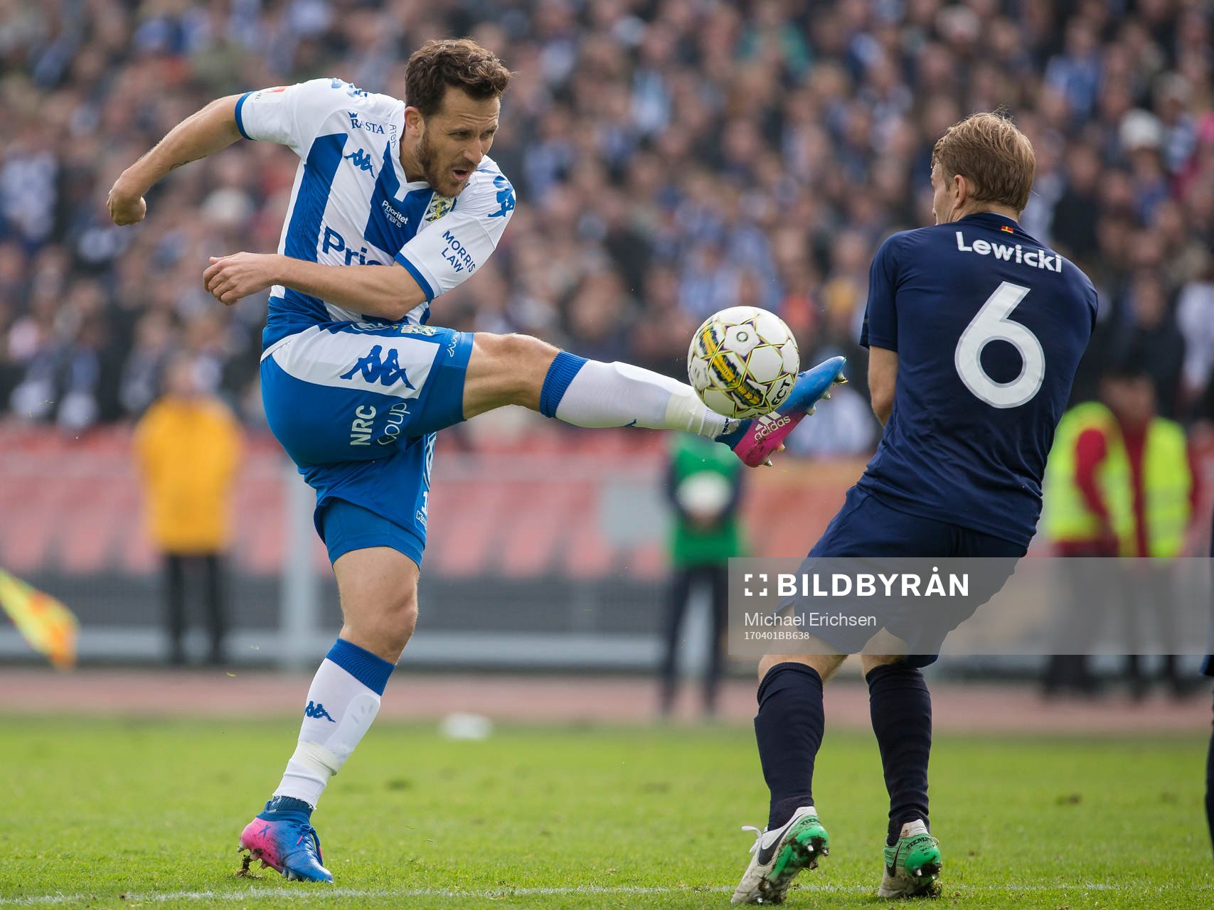 IFK Göteborgs Tobias Hysen skjuter ett skott på täckande Malmö FFs Oscar Lewicki under fotbollsmatchen i allsvenskan mellan IFK Göteborg och Malmö FF den 1 april 2017 i Göteborg.