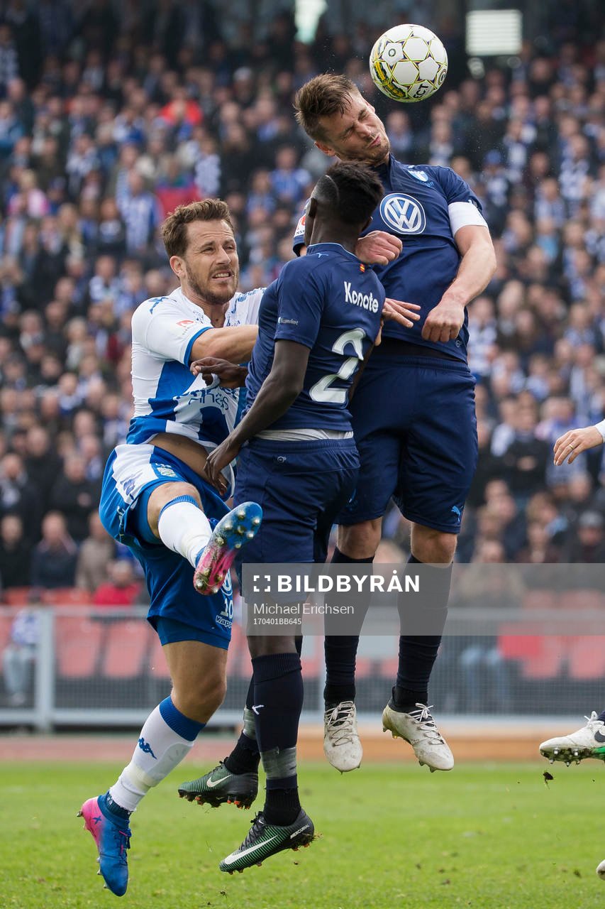 Malmö FFs Markus Rosenberg nickar bort bollen