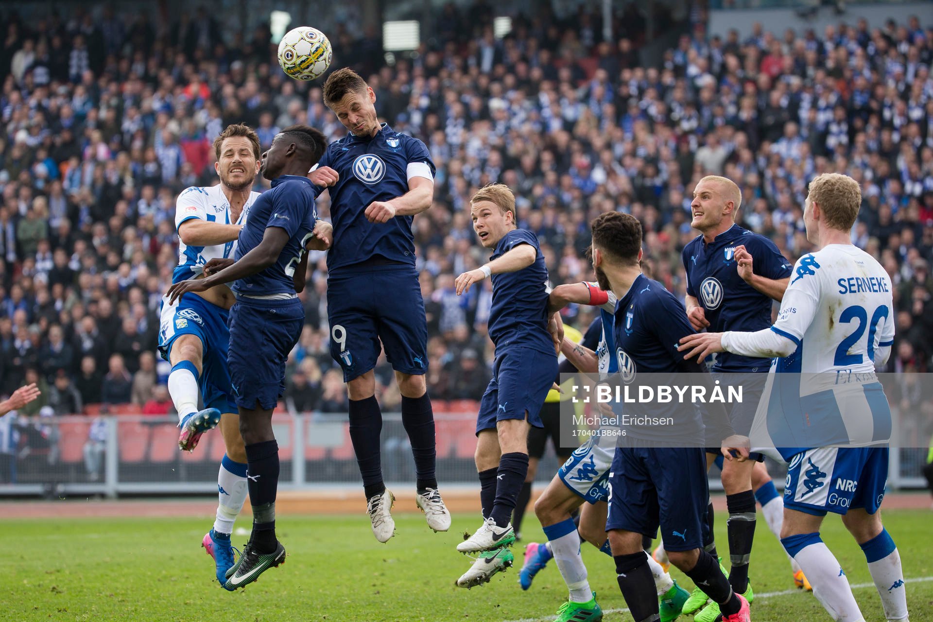 Malmö FFs Markus Rosenberg nickar bort bollen