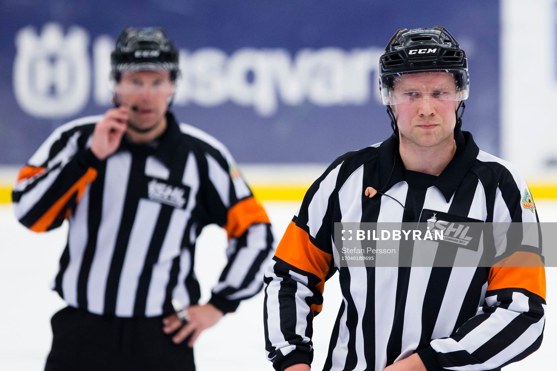 Domarna Wolmer Edqvist och Aleksi Rantala