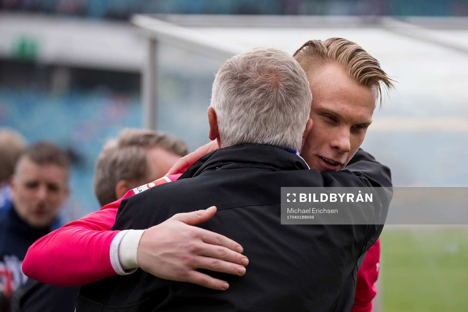 IFK Göteborgs målvakt Pontus Dahlberg kramas om av