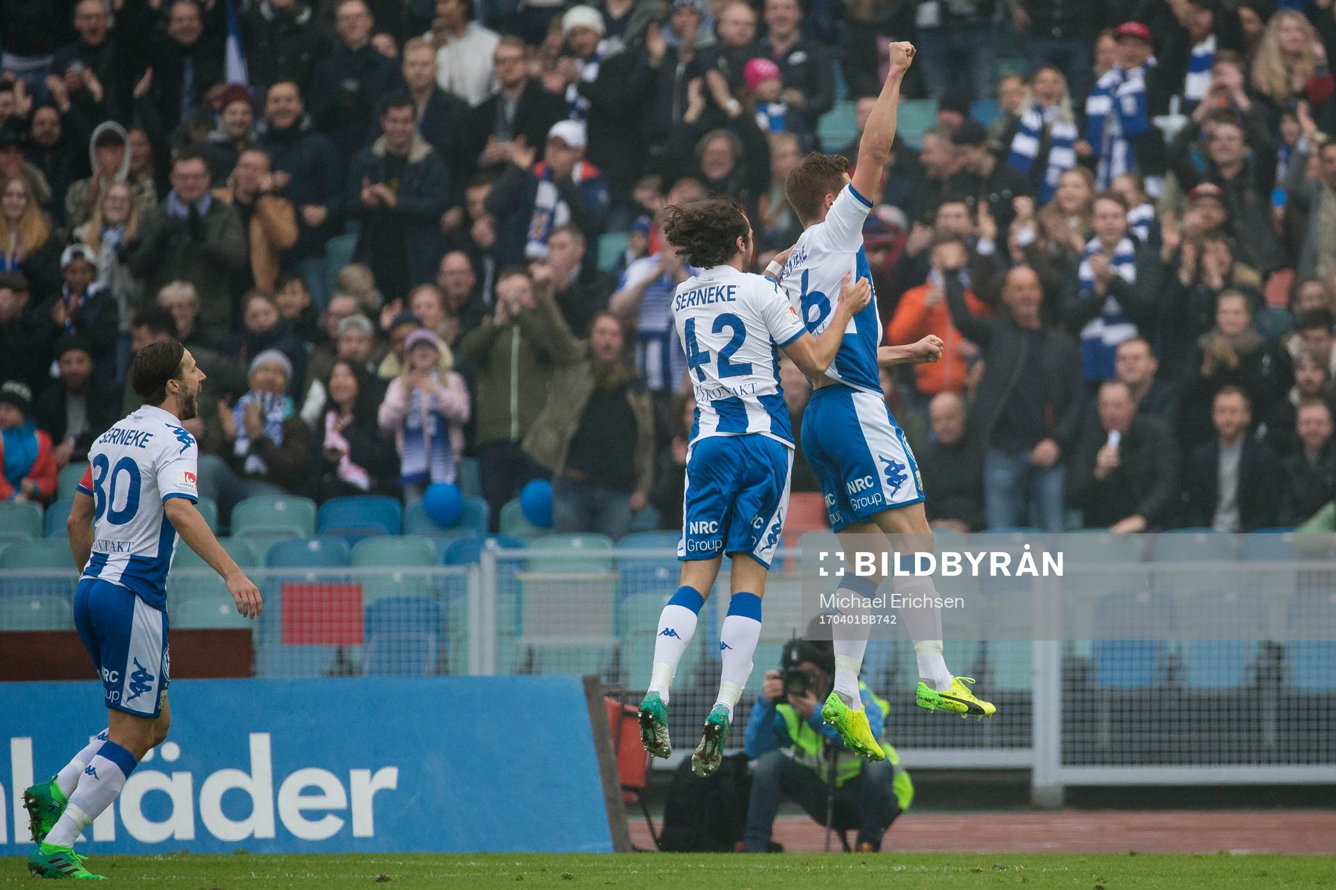 IFK Göteborgs Mikael Boman jublar ihop med Mikkel Diskerud