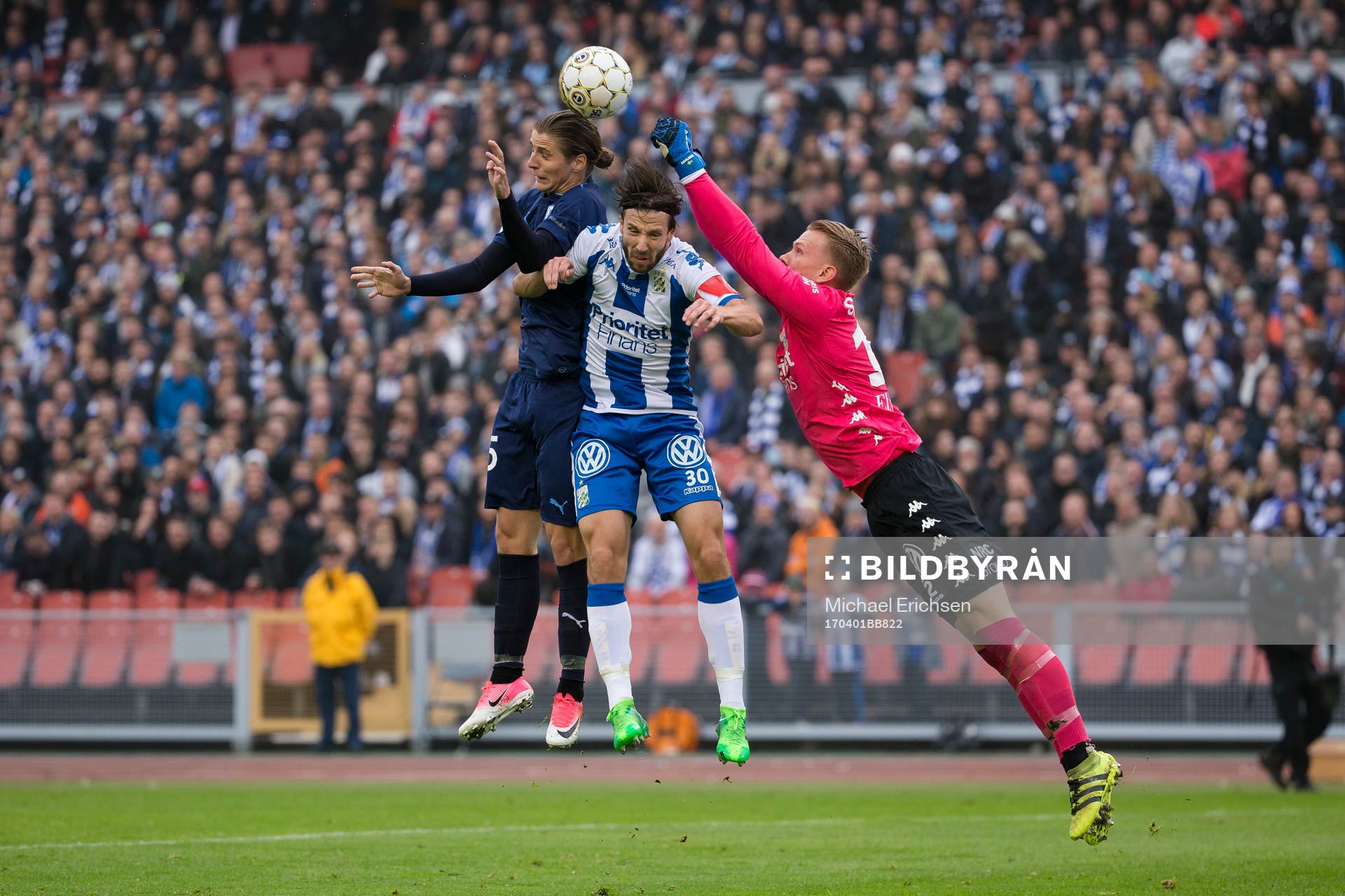 Malmö FFs Pawel Cibicki och IFK Göteborgs Mattias Bjärsmyr samt målvakt Pontus Dahlberg i kamp om bollen under fotbollsmatchen i allsvenskan mellan IFK Göteborg och Malmö FF den 1 april 2017 i Göteborg.