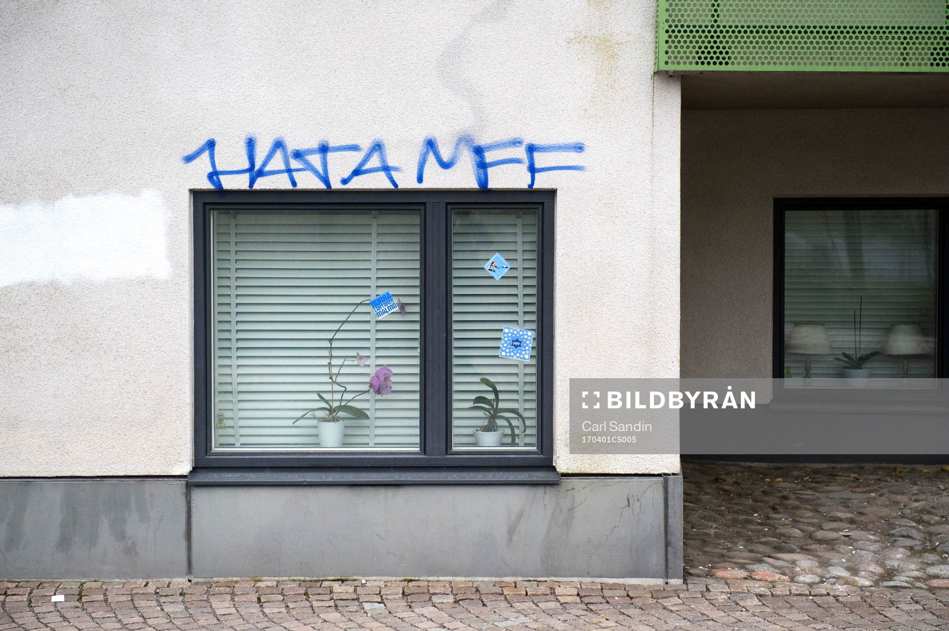 Det står Hata MFF klottrat på en husfasad innan