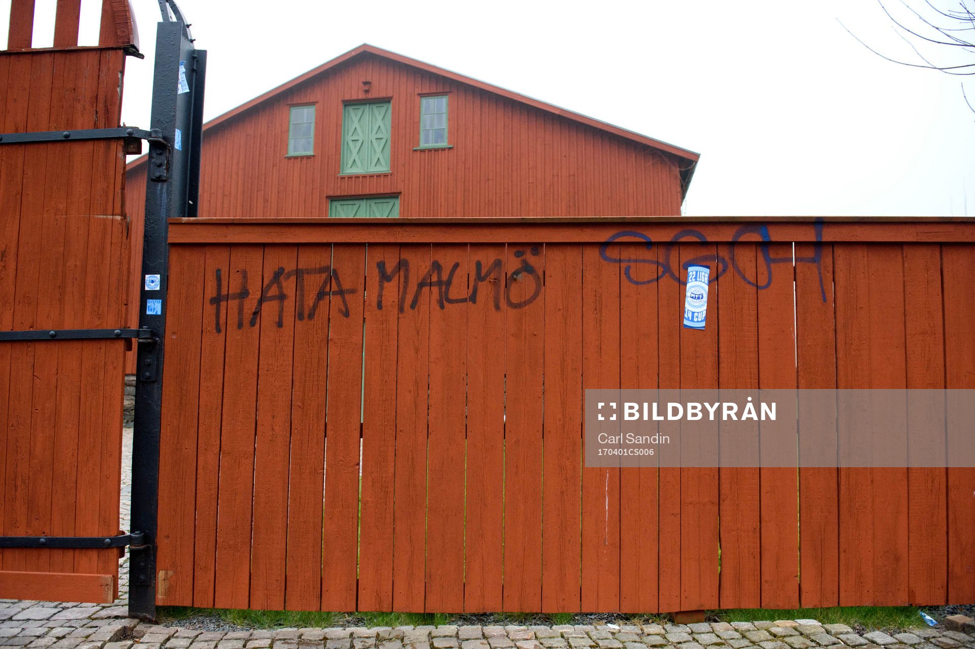 Det står Hata Malmö klottrat på en husfasad innan