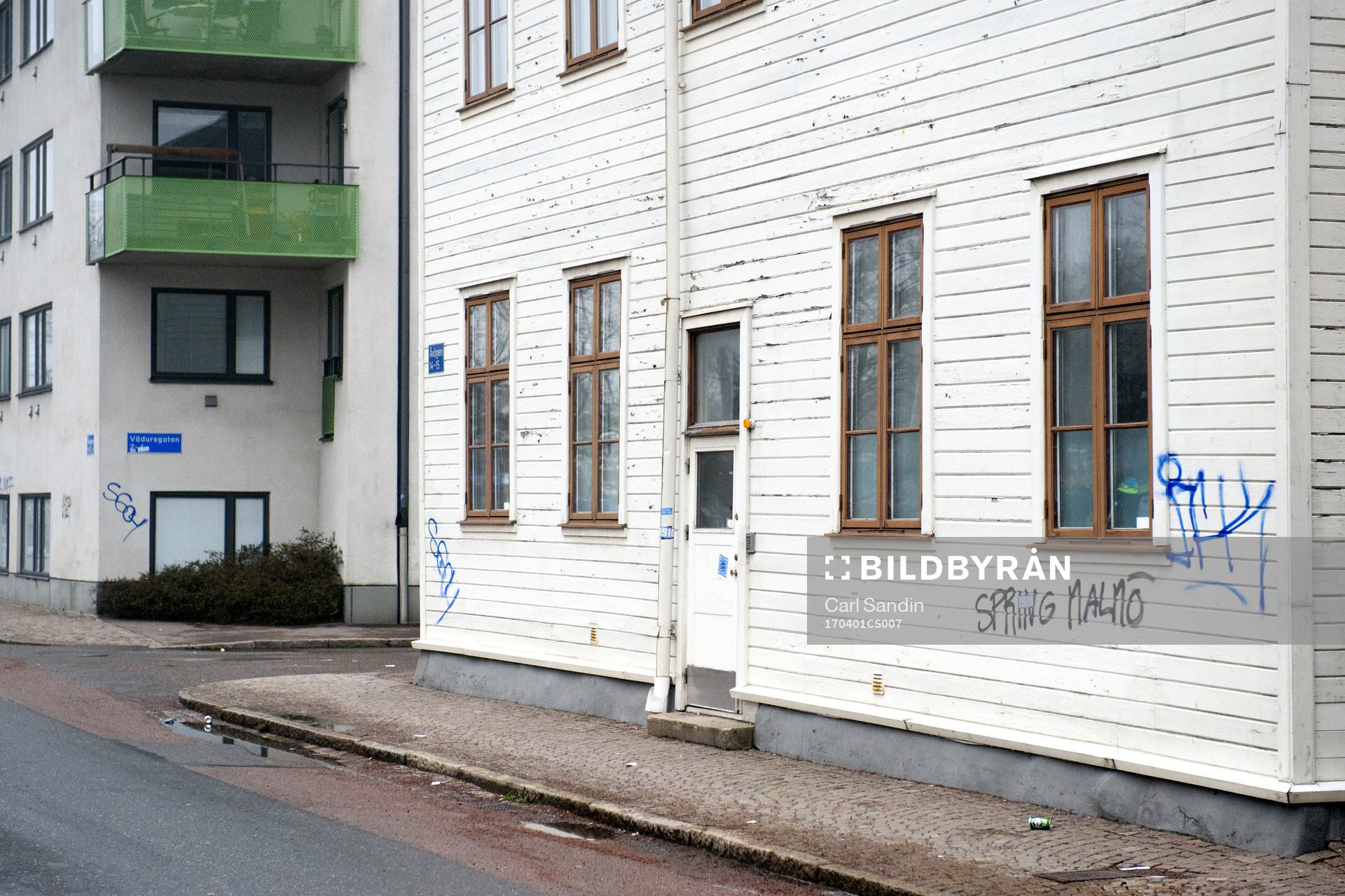 Det står Spring Malmö klottrat på en husfasad innan