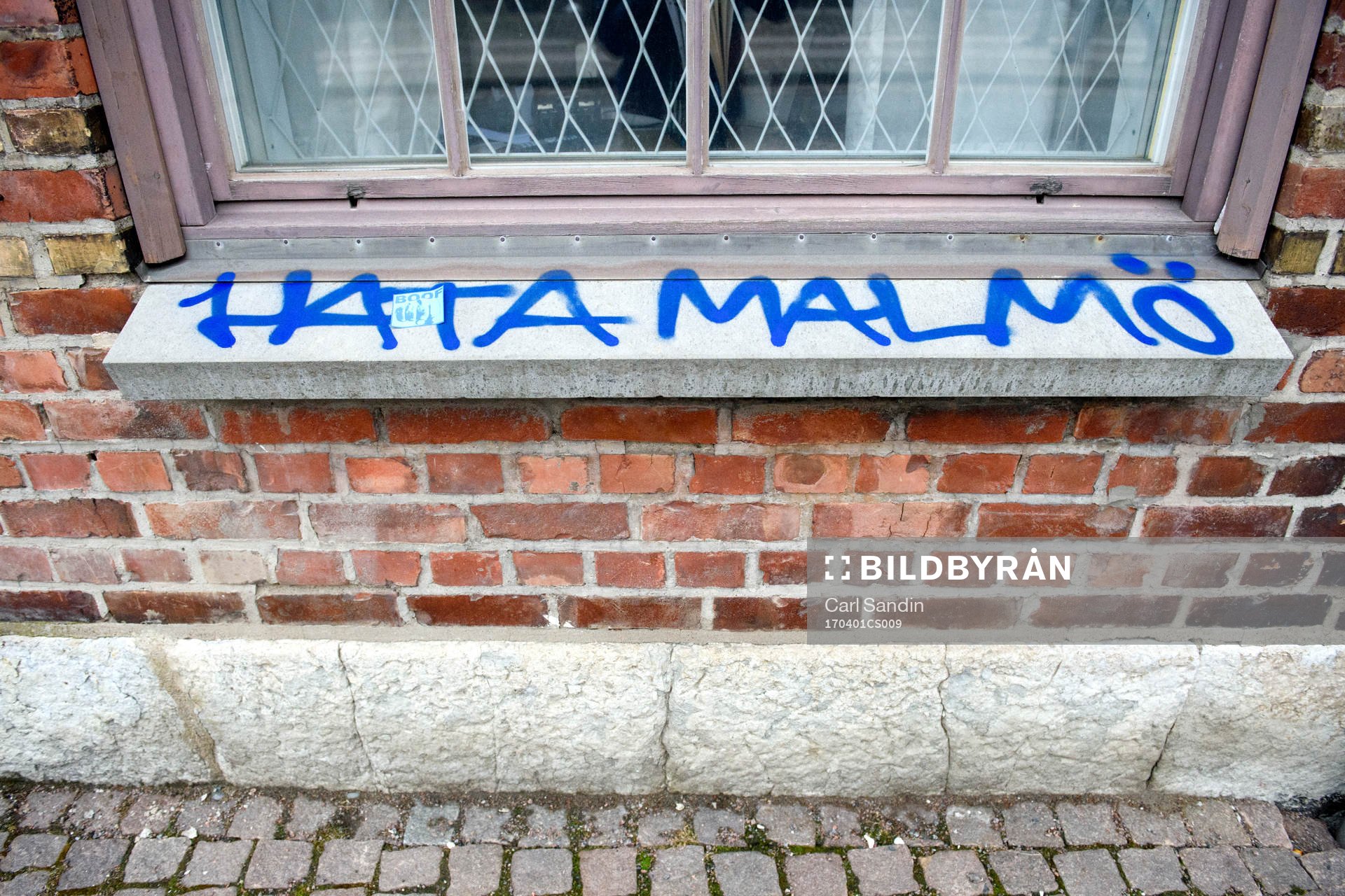 Det står Hata Malmö klottrat på en husfasad innan