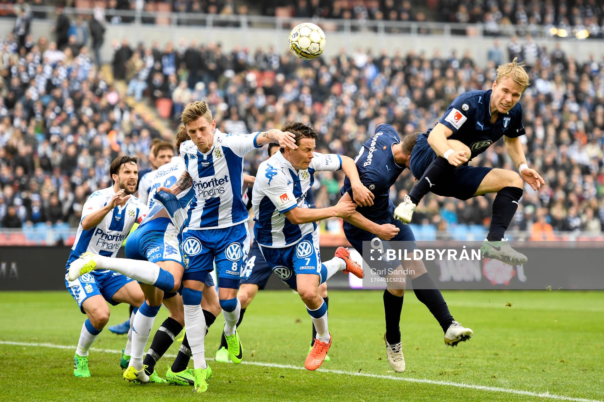 Malmö FFs Oscar Lewicki nickar fram bollen till Pawel