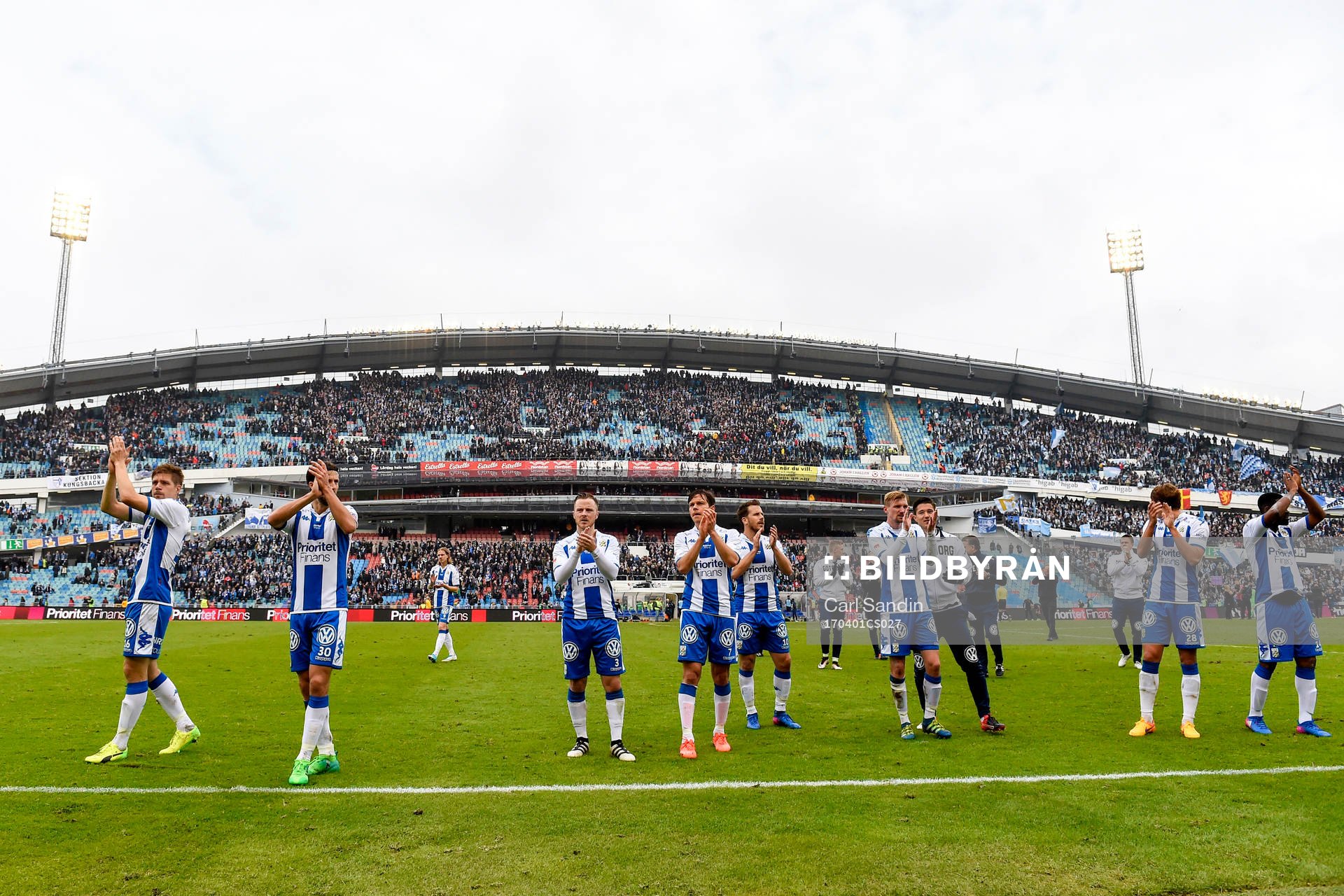 IFK Göteborgs spelare tackar publiken