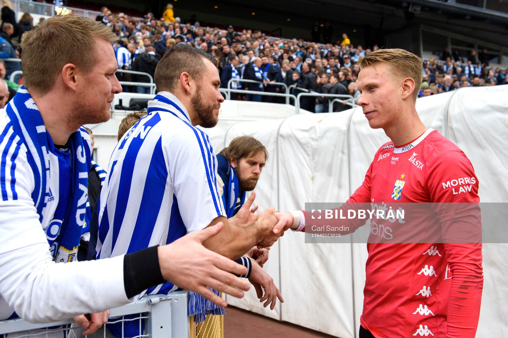 IFK Göteborgs målvakt Pontus Dahlberg tackar publiken